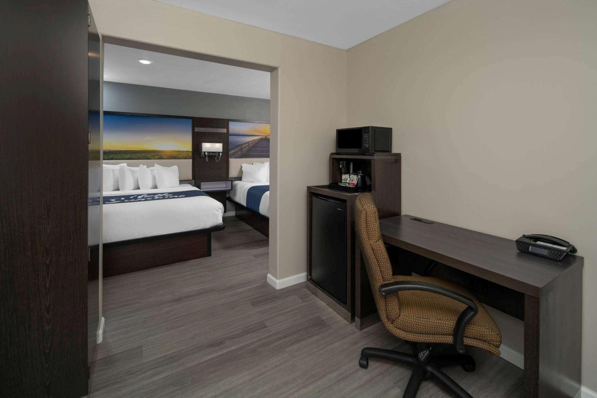 Days Inn by Wyndham Galt - Elk Grove South photo 12