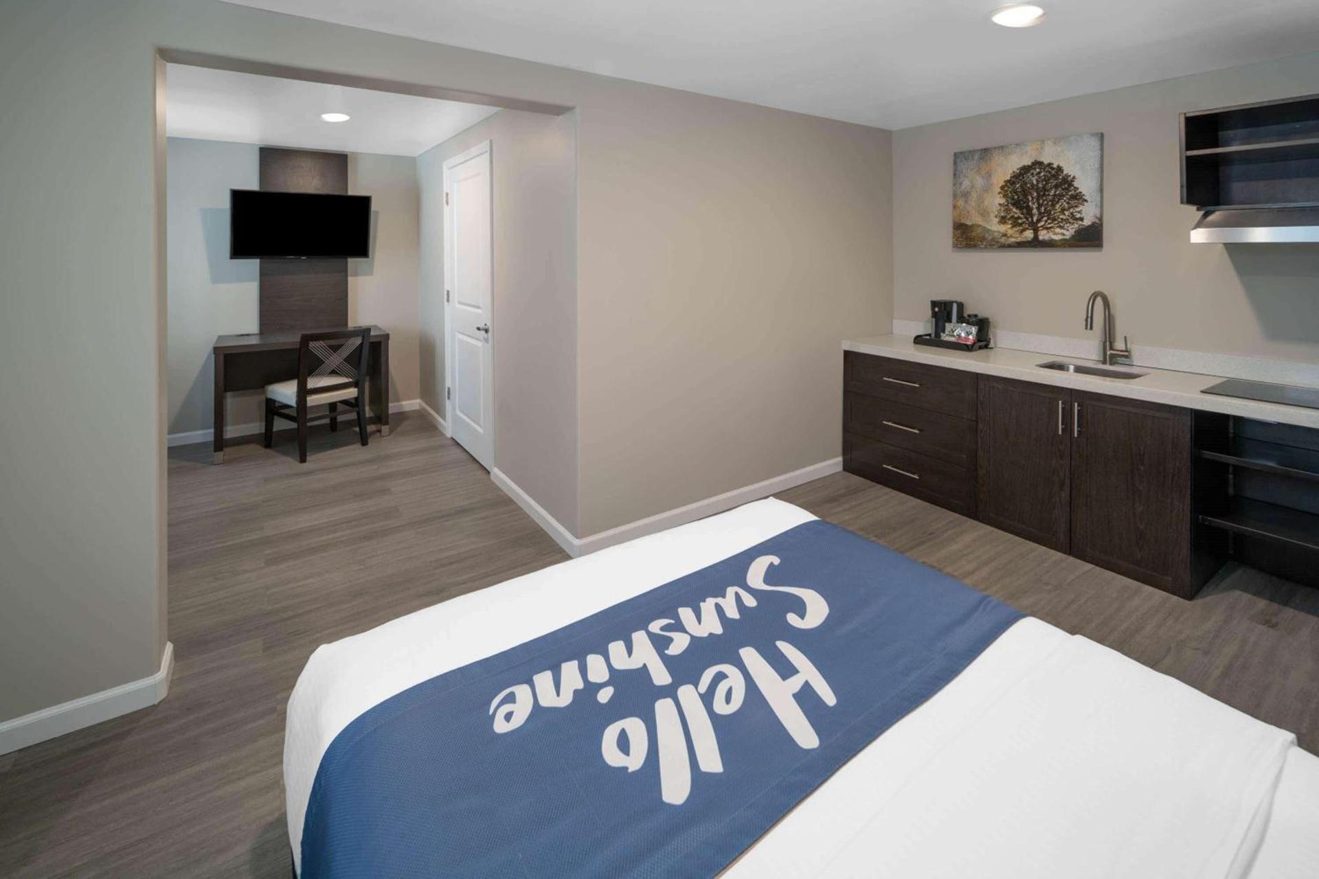 Days Inn by Wyndham Galt - Elk Grove South photo 13