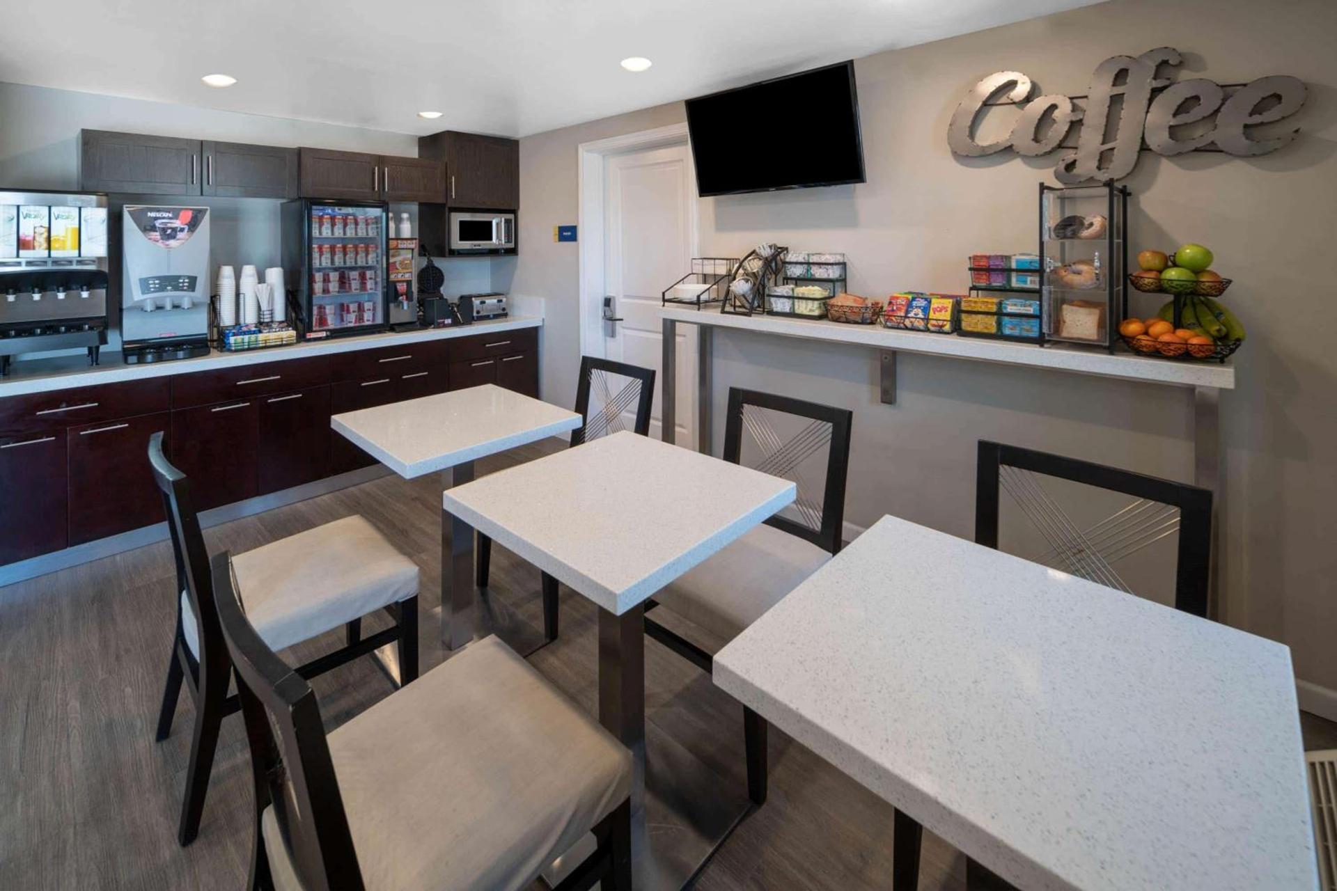 Days Inn by Wyndham Galt - Elk Grove South photo 22
