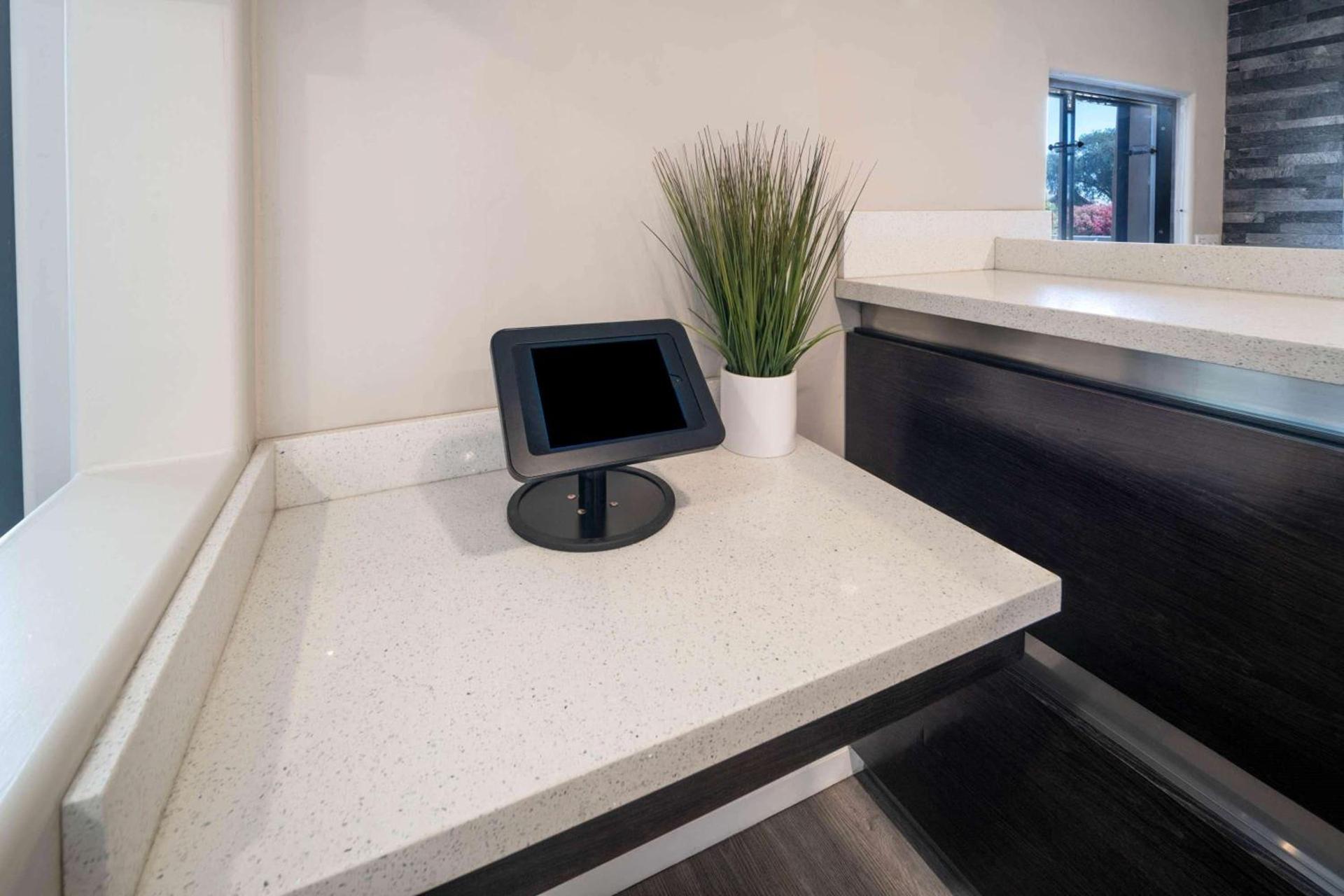 Days Inn by Wyndham Galt - Elk Grove South photo 26