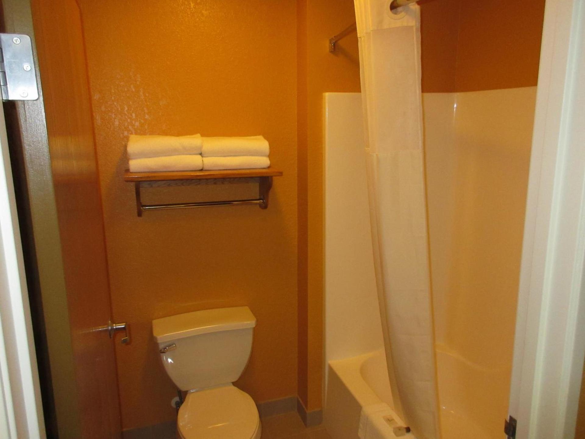 Parkfield Inn - Clinton photo 21