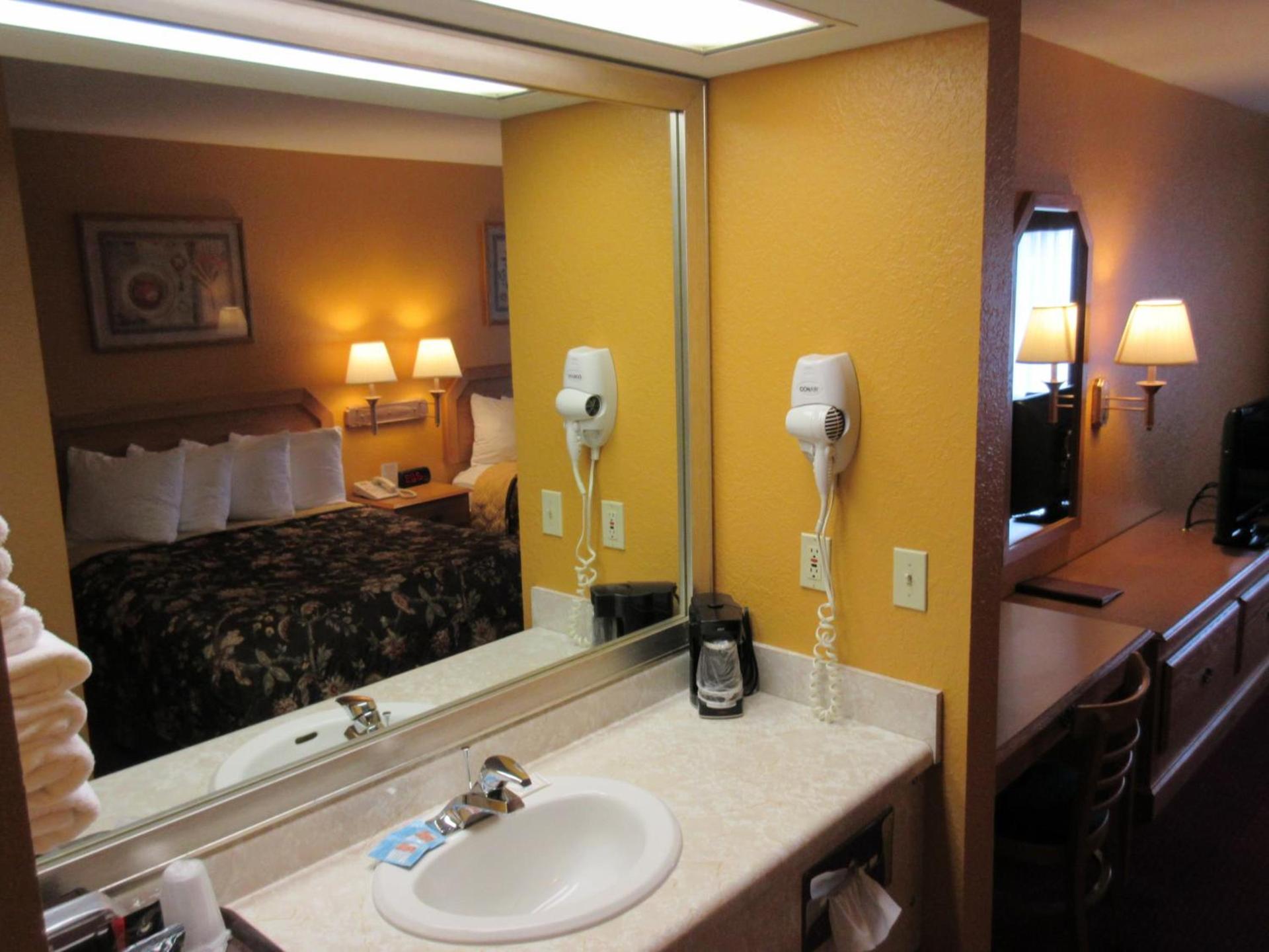 Parkfield Inn - Clinton photo 20