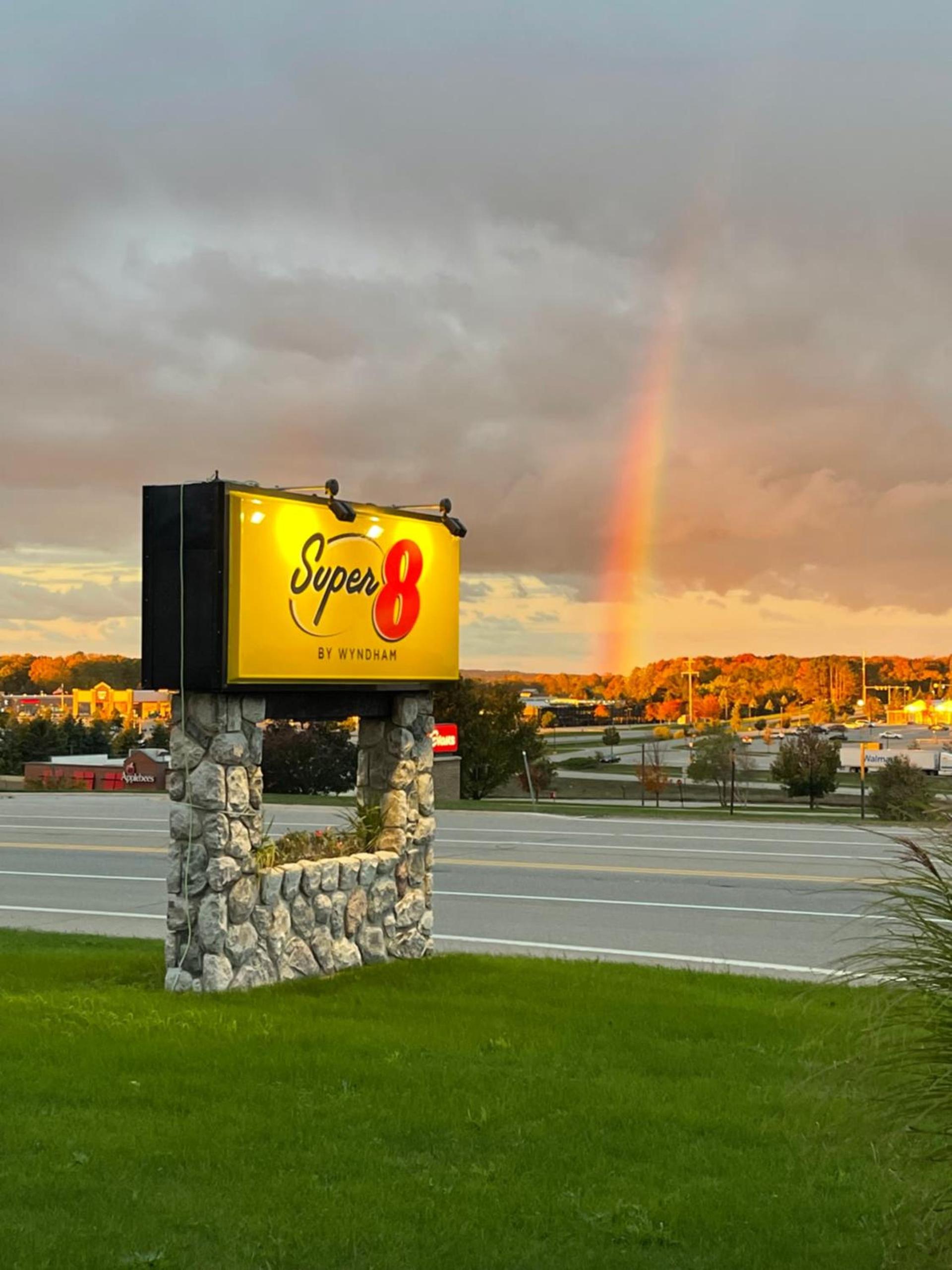 Super 8 by Wyndham Petoskey photo 3