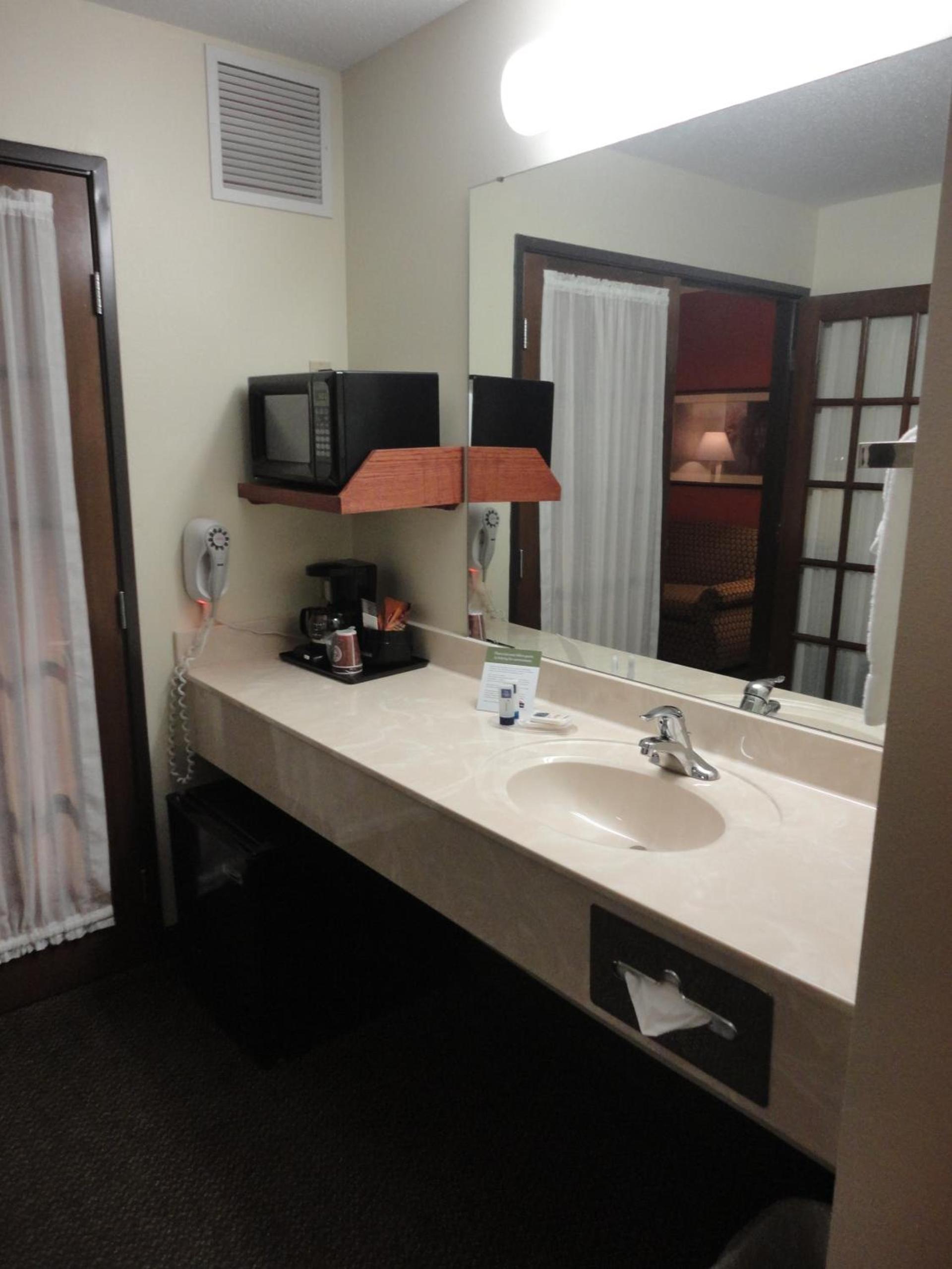 AmericInn by Wyndham Ottumwa photo 33