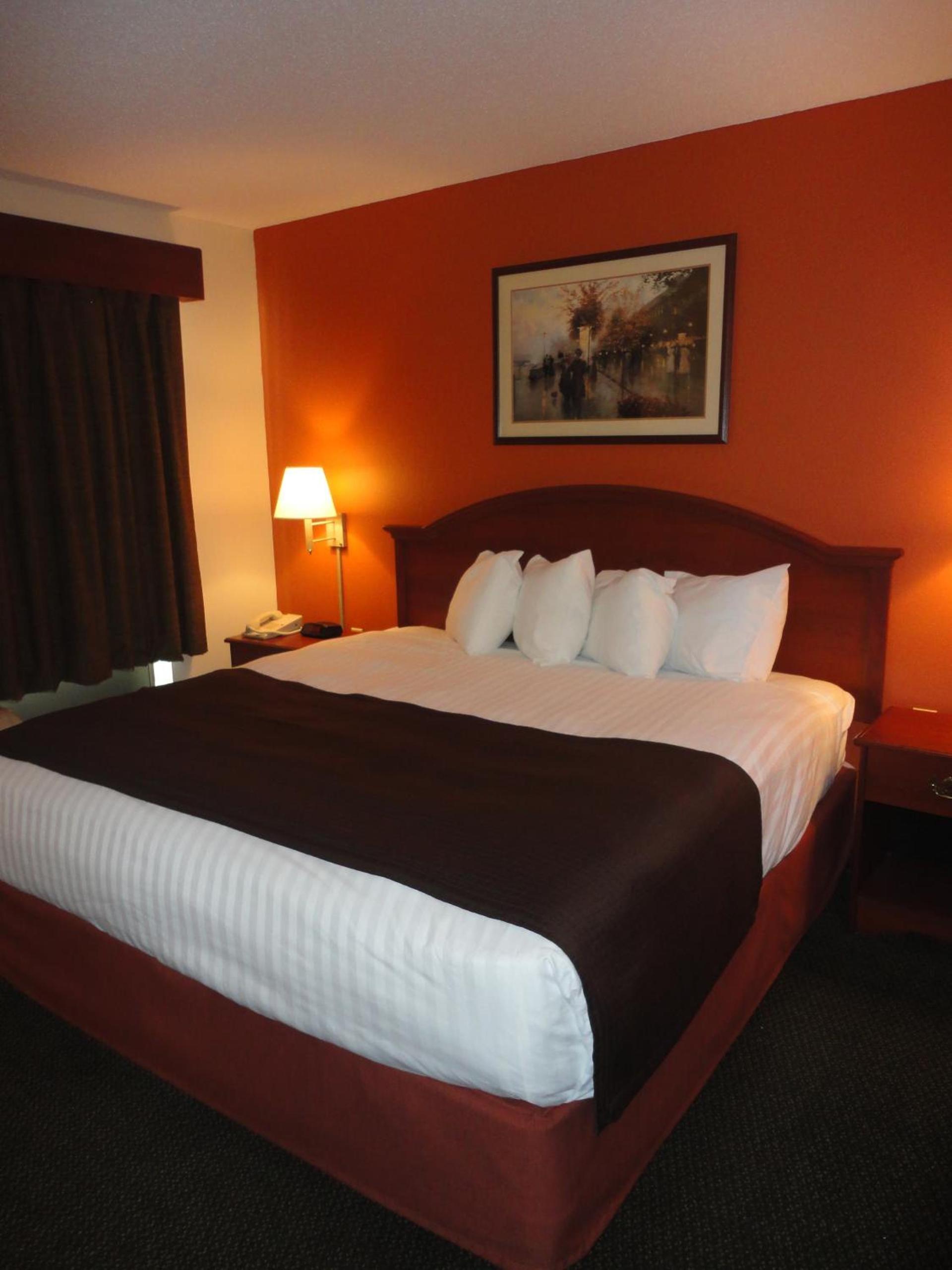 AmericInn by Wyndham Ottumwa photo 35