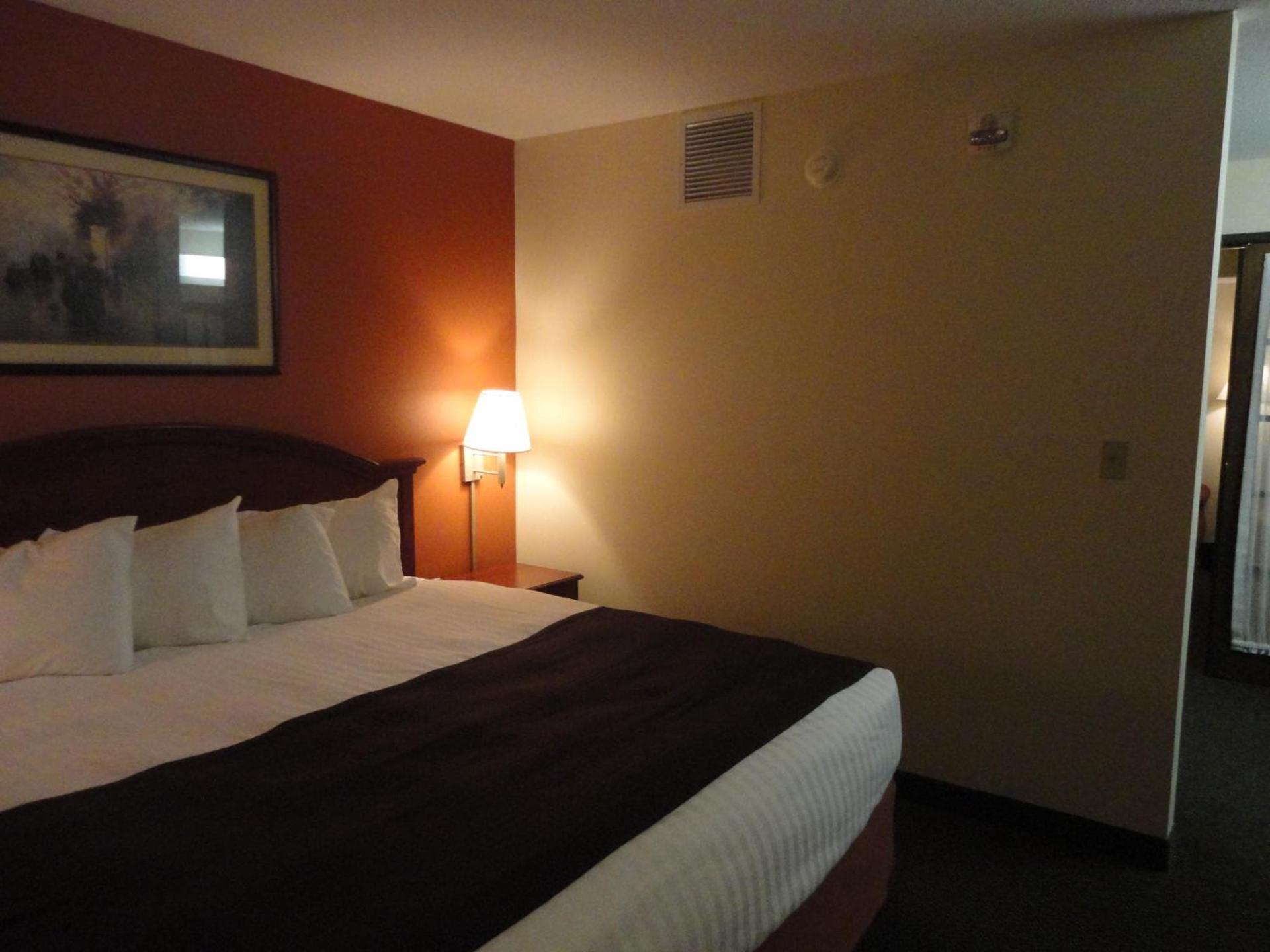 AmericInn by Wyndham Ottumwa photo 36