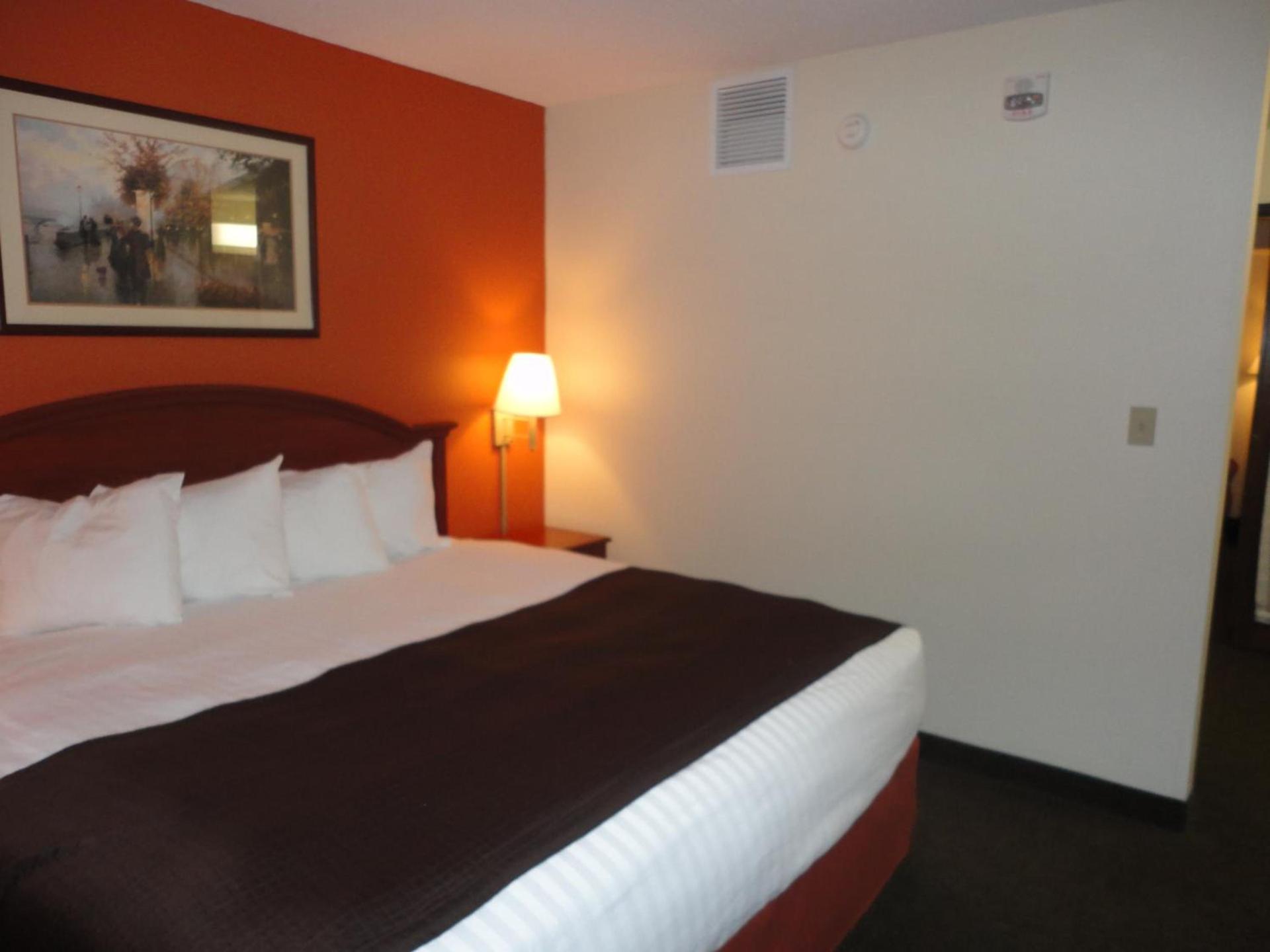 AmericInn by Wyndham Ottumwa photo 28