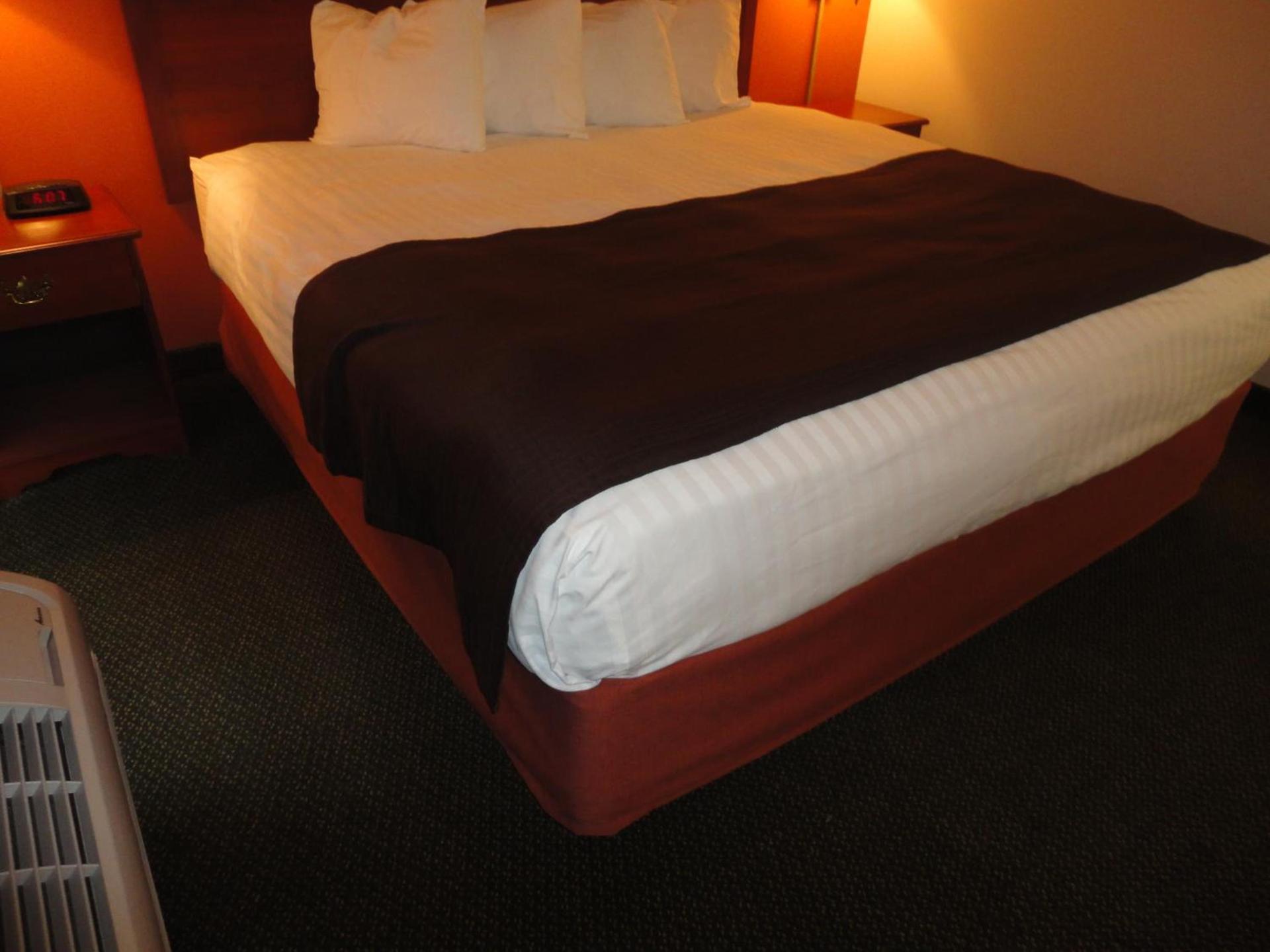 AmericInn by Wyndham Ottumwa photo 37