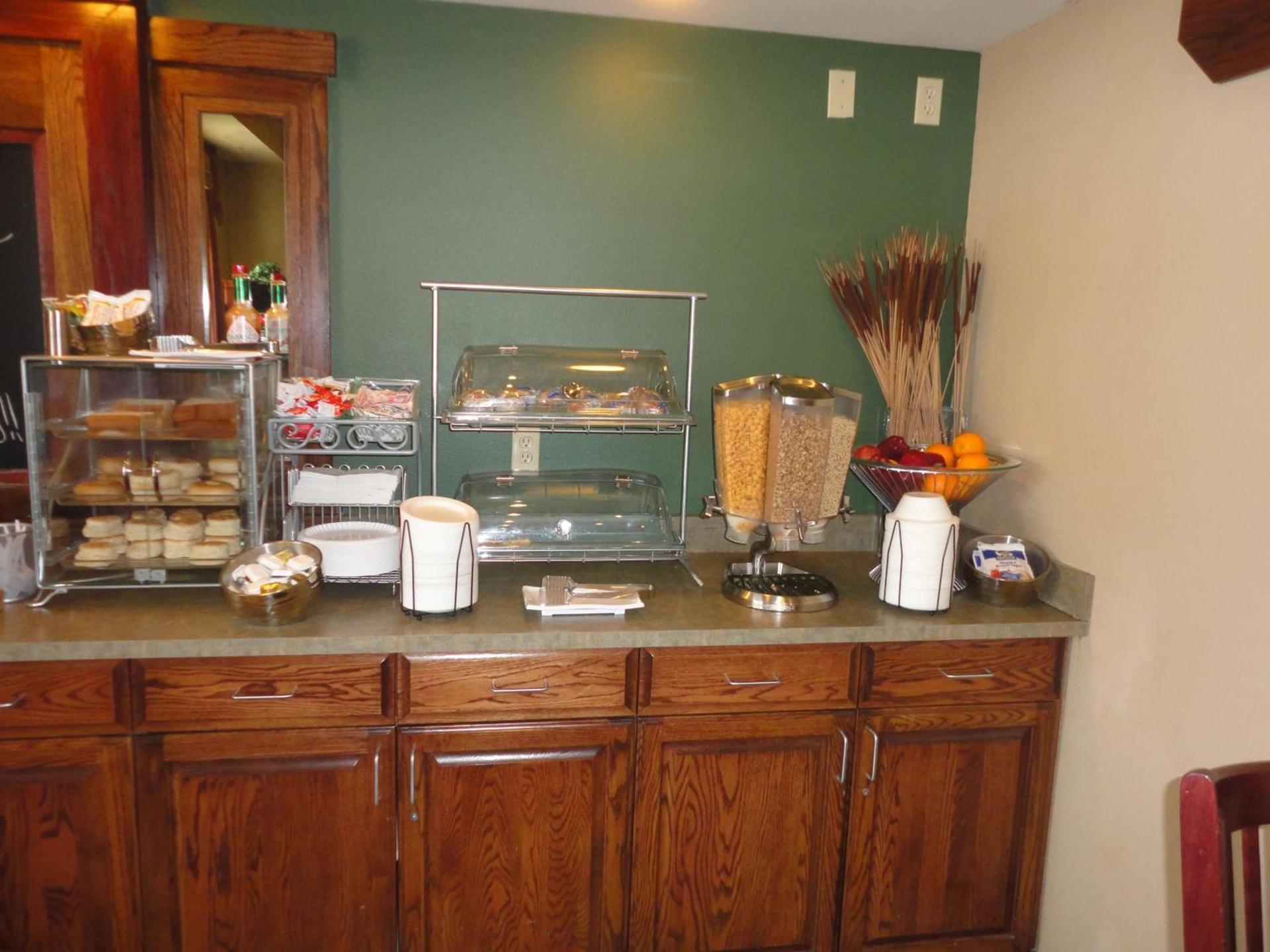 AmericInn by Wyndham Ottumwa photo 41