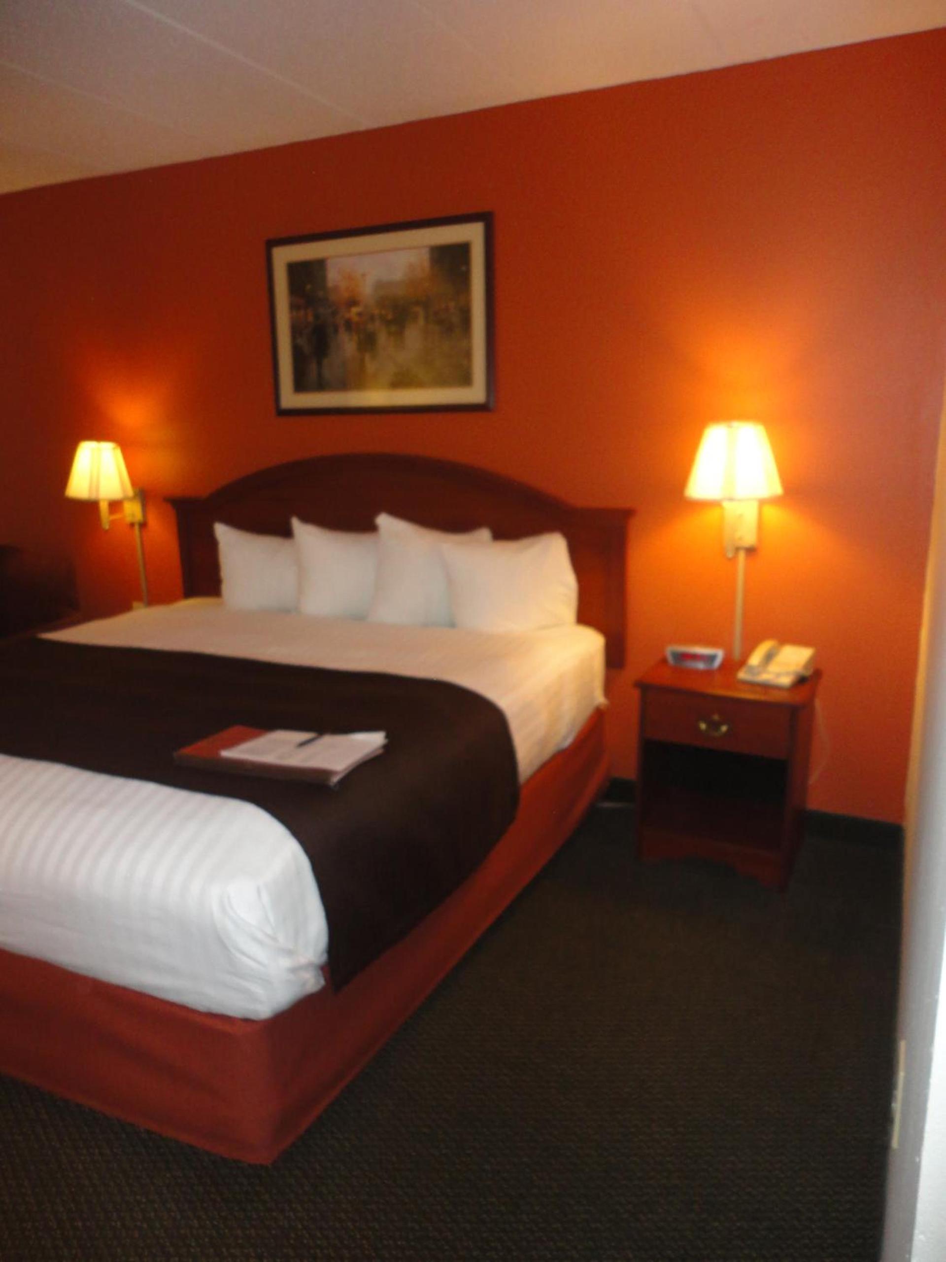 AmericInn by Wyndham Ottumwa photo 3