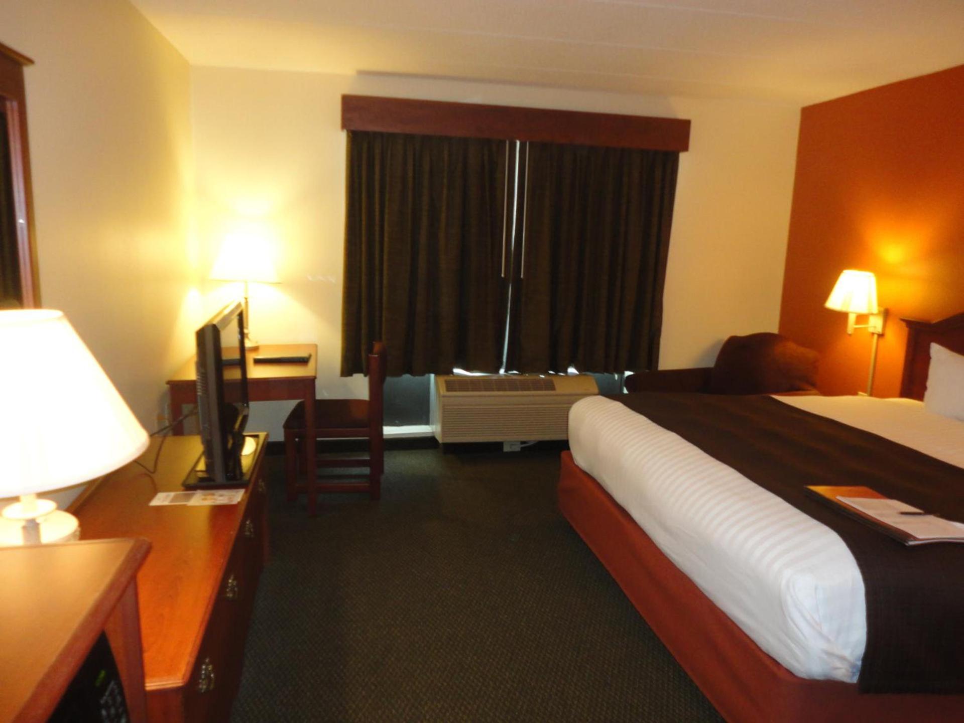AmericInn by Wyndham Ottumwa photo 45