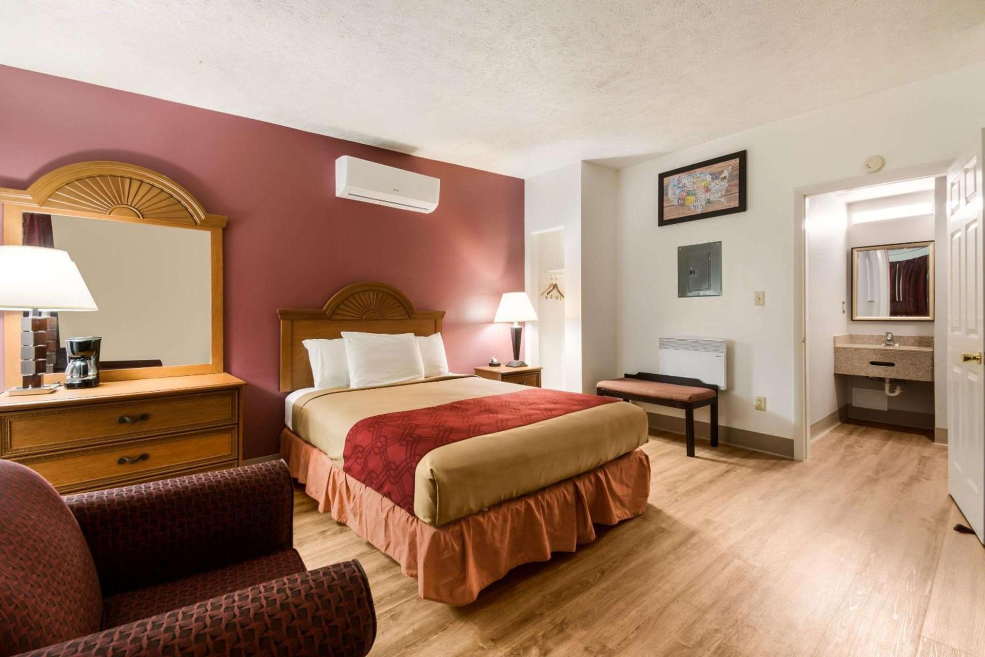 Econo Lodge Inn & Suites Lake Harmony - Pocono Mountains Area photo 5