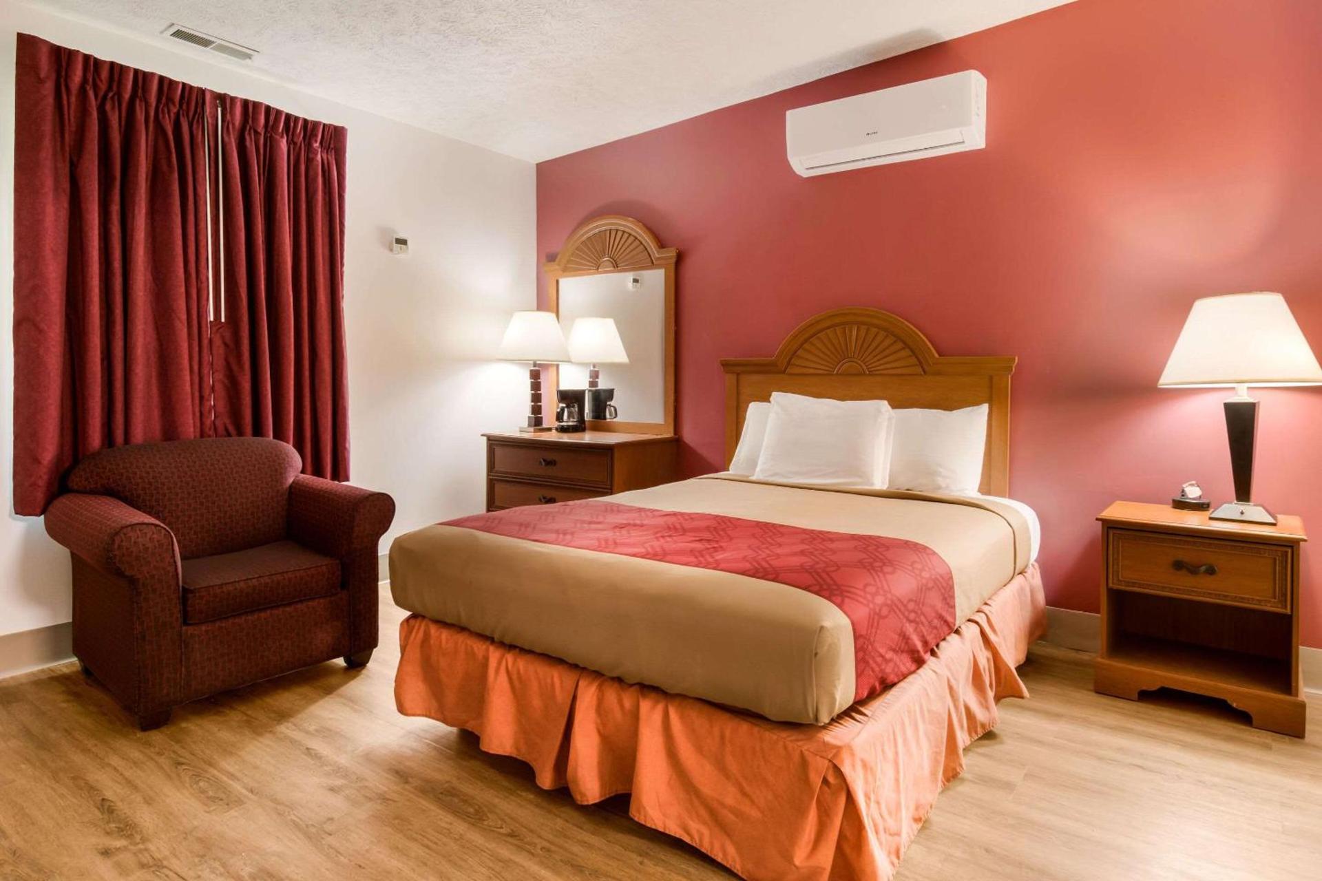 Econo Lodge Inn & Suites Lake Harmony - Pocono Mountains Area photo 6