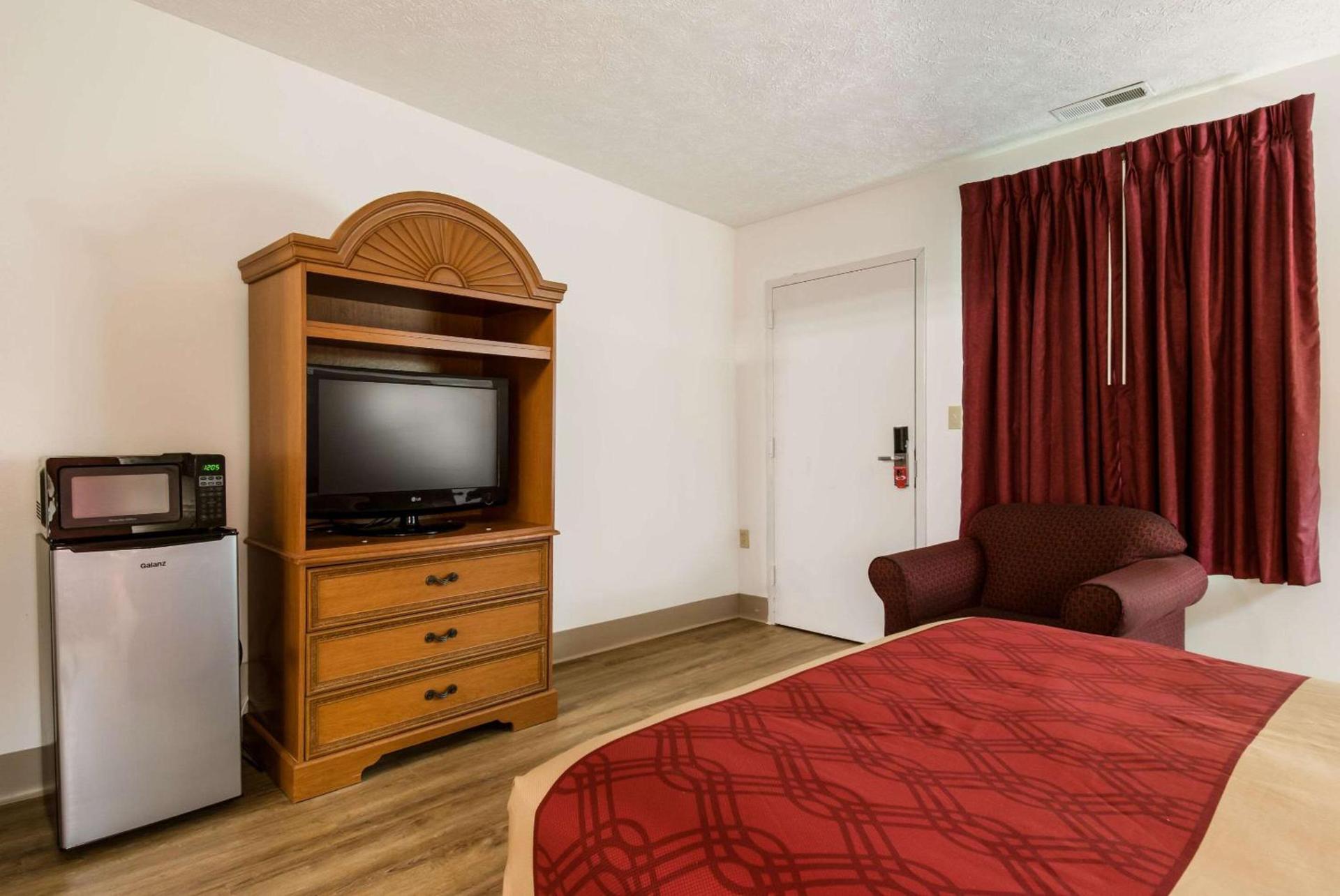 Econo Lodge Inn & Suites Lake Harmony - Pocono Mountains Area photo 7