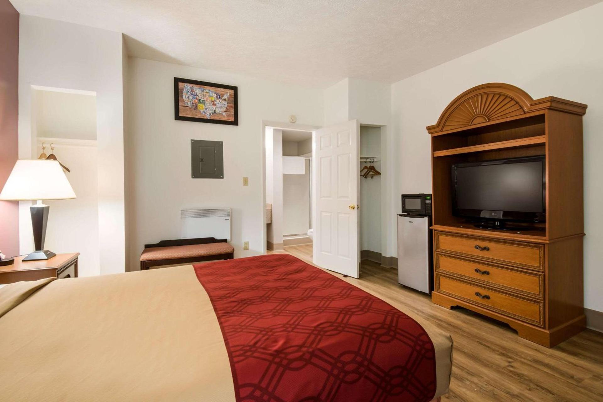 Econo Lodge Inn & Suites Lake Harmony - Pocono Mountains Area photo 8