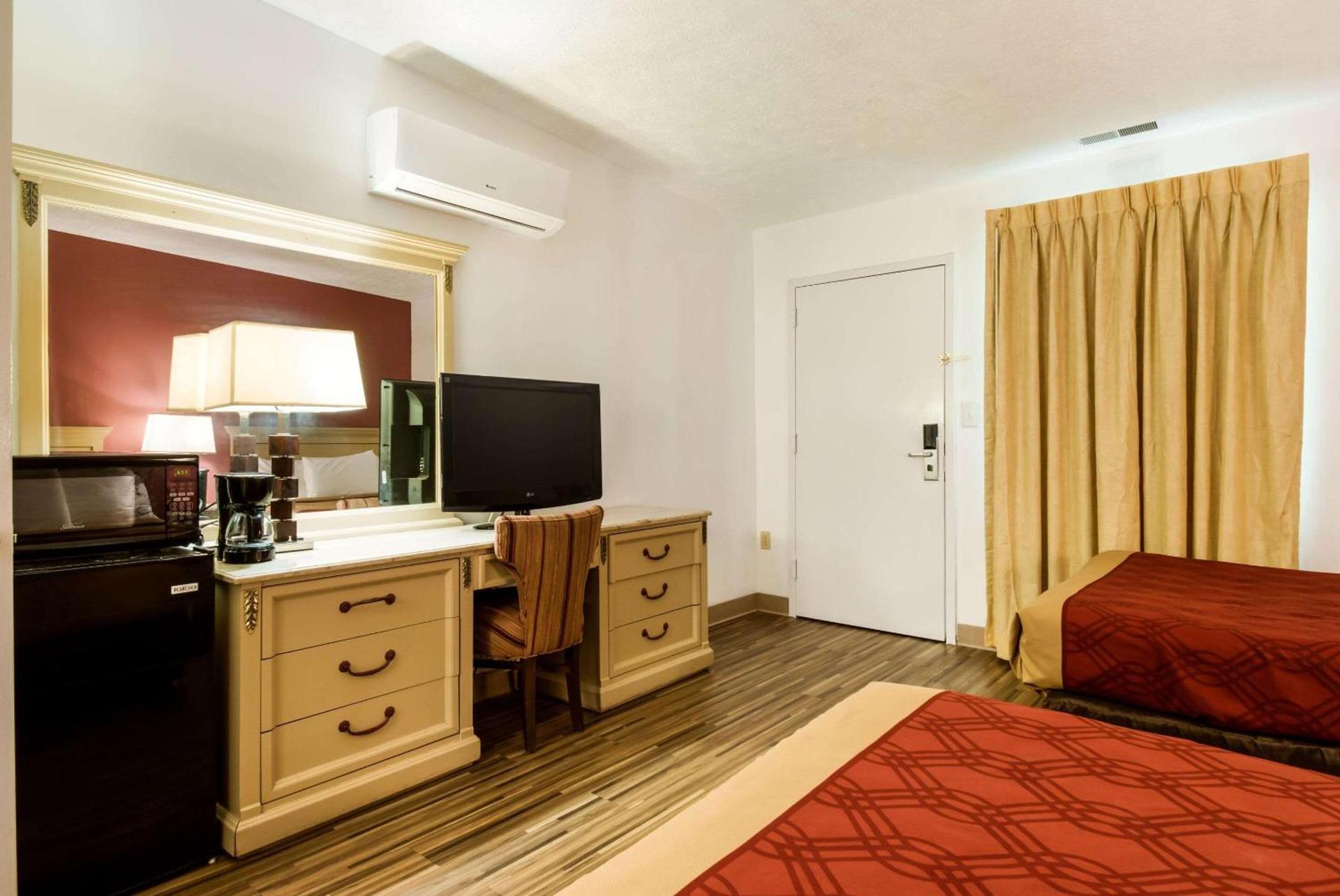 Econo Lodge Inn & Suites Lake Harmony - Pocono Mountains Area photo 12