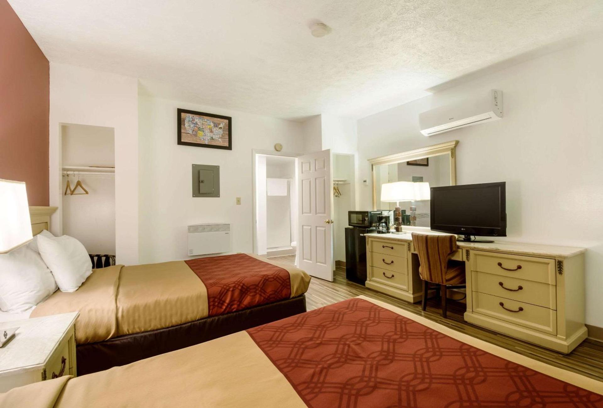 Econo Lodge Inn & Suites Lake Harmony - Pocono Mountains Area photo 13