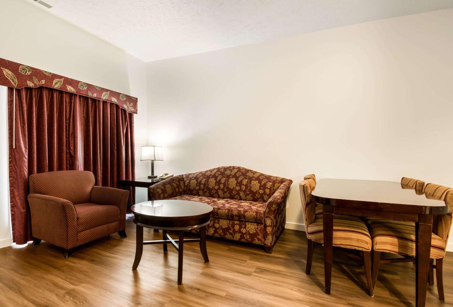 Econo Lodge Inn & Suites Lake Harmony - Pocono Mountains Area photo 16
