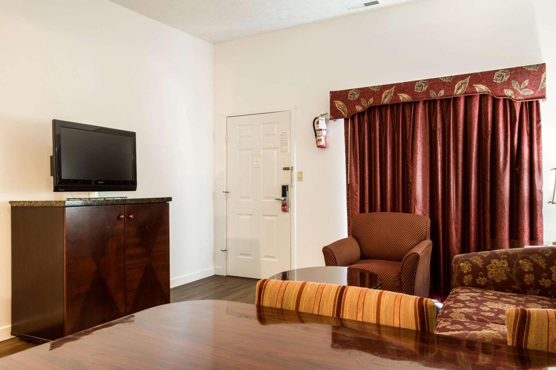 Econo Lodge Inn & Suites Lake Harmony - Pocono Mountains Area photo 17