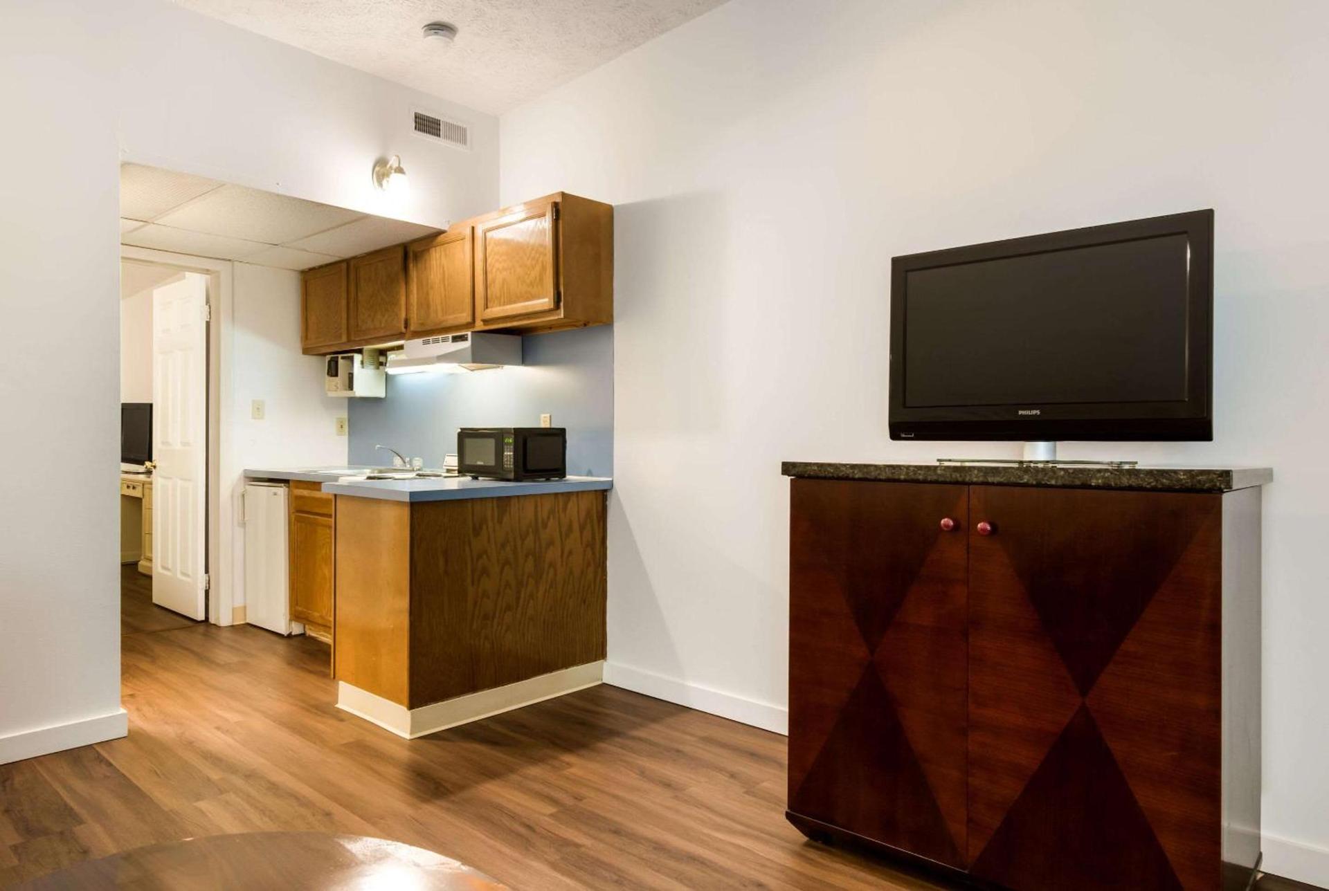 Econo Lodge Inn & Suites Lake Harmony - Pocono Mountains Area photo 18