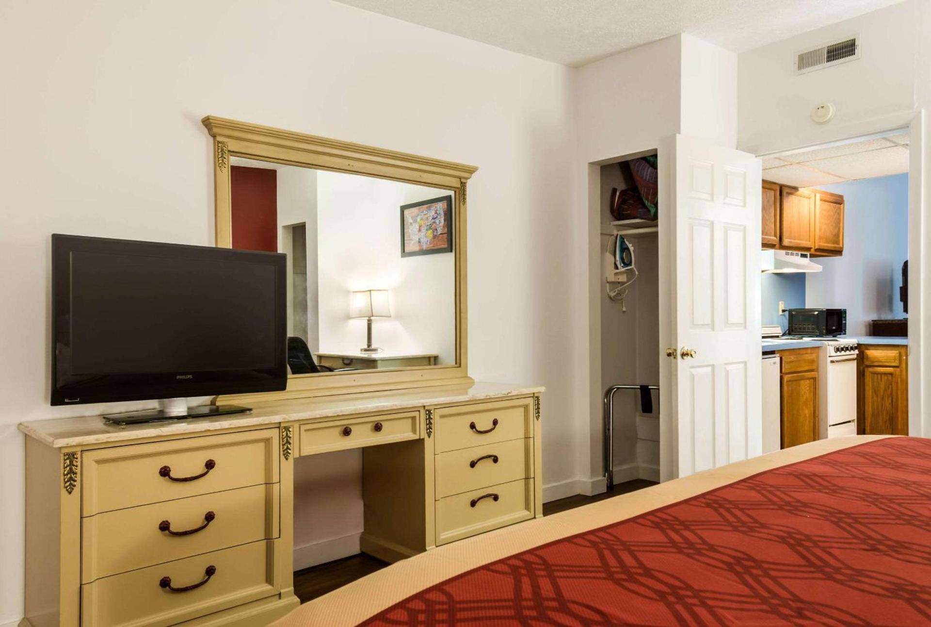 Econo Lodge Inn & Suites Lake Harmony - Pocono Mountains Area photo 22