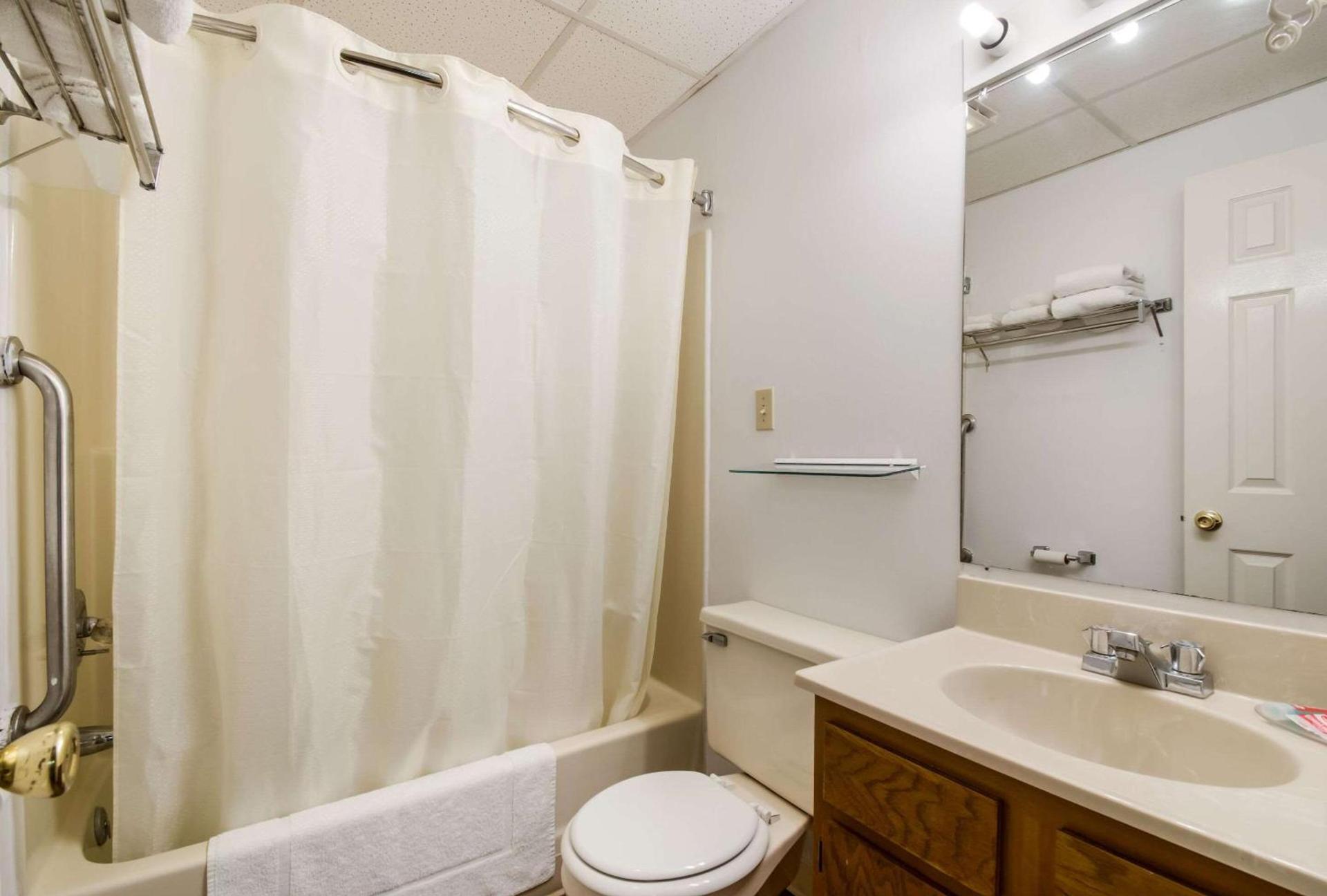 Econo Lodge Inn & Suites Lake Harmony - Pocono Mountains Area photo 24