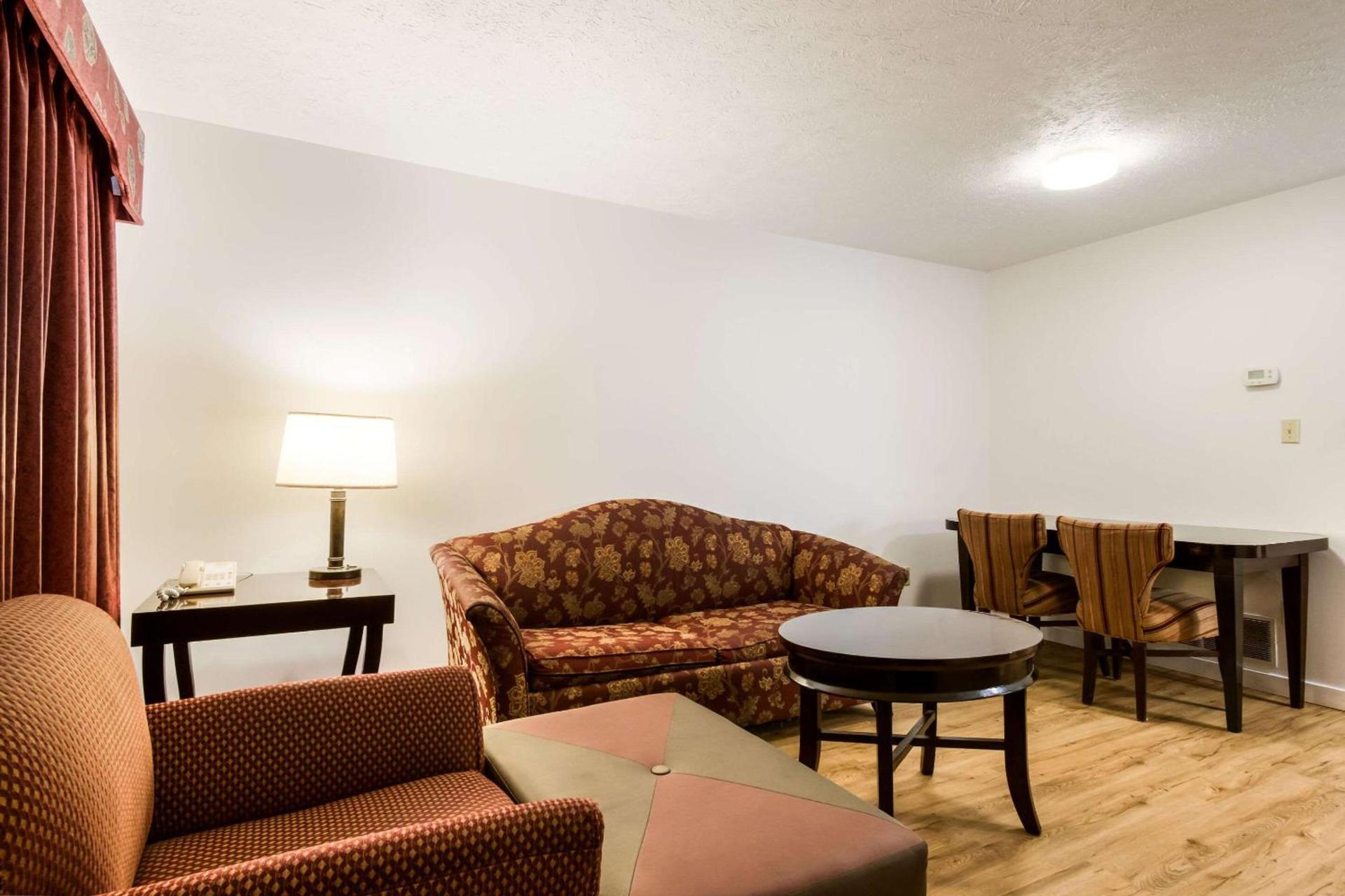Econo Lodge Inn & Suites Lake Harmony - Pocono Mountains Area photo 25