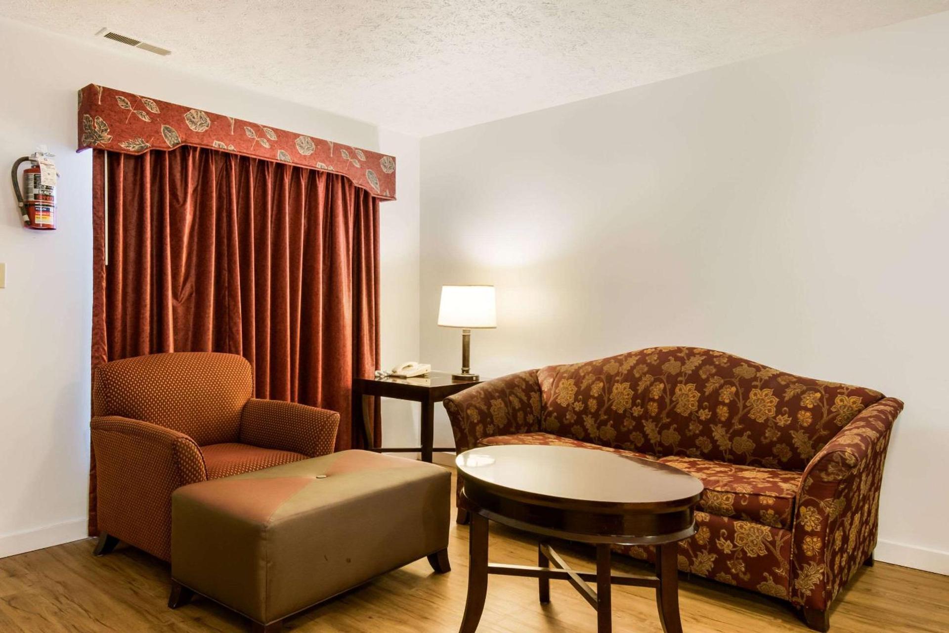 Econo Lodge Inn & Suites Lake Harmony - Pocono Mountains Area photo 26