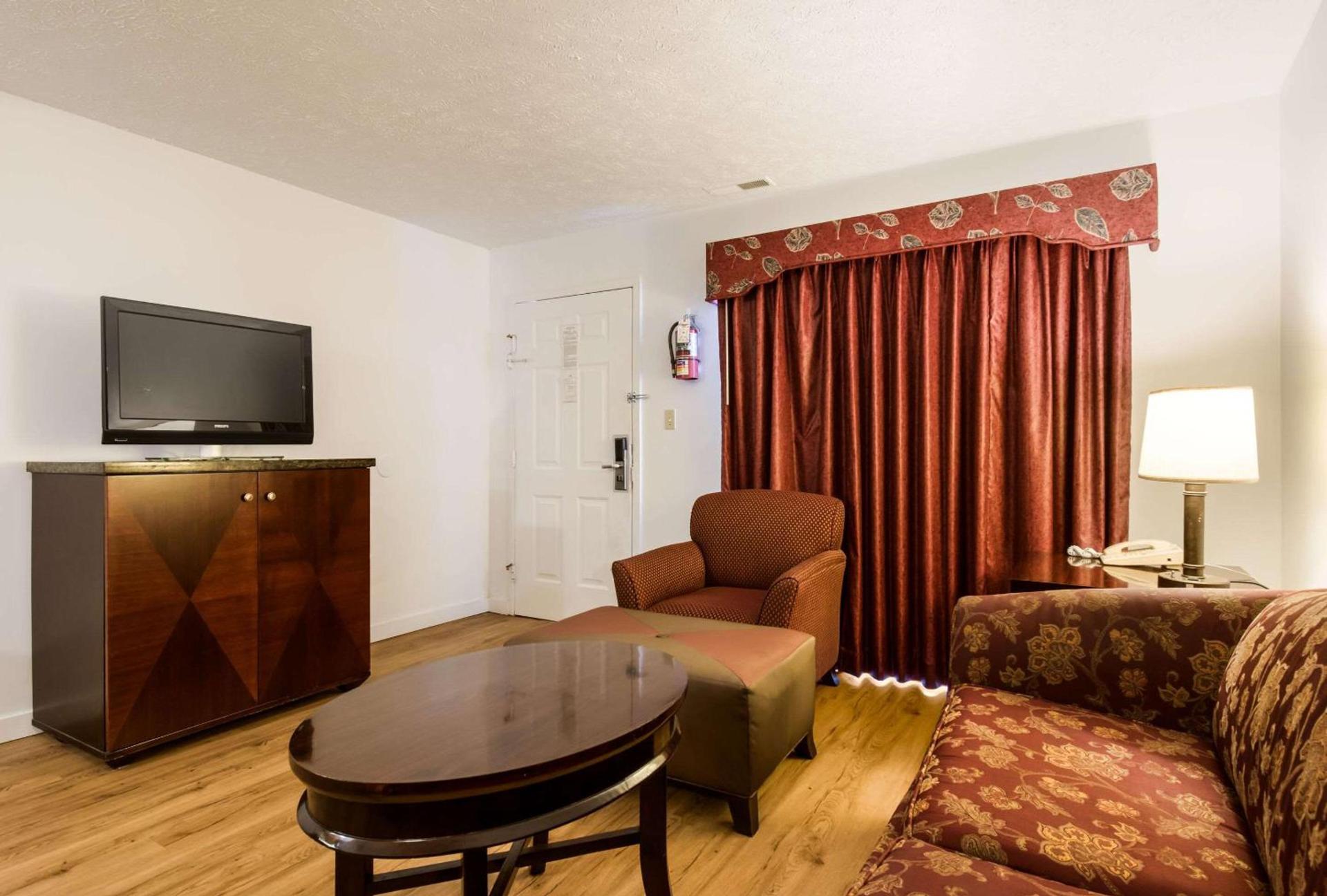 Econo Lodge Inn & Suites Lake Harmony - Pocono Mountains Area photo 27