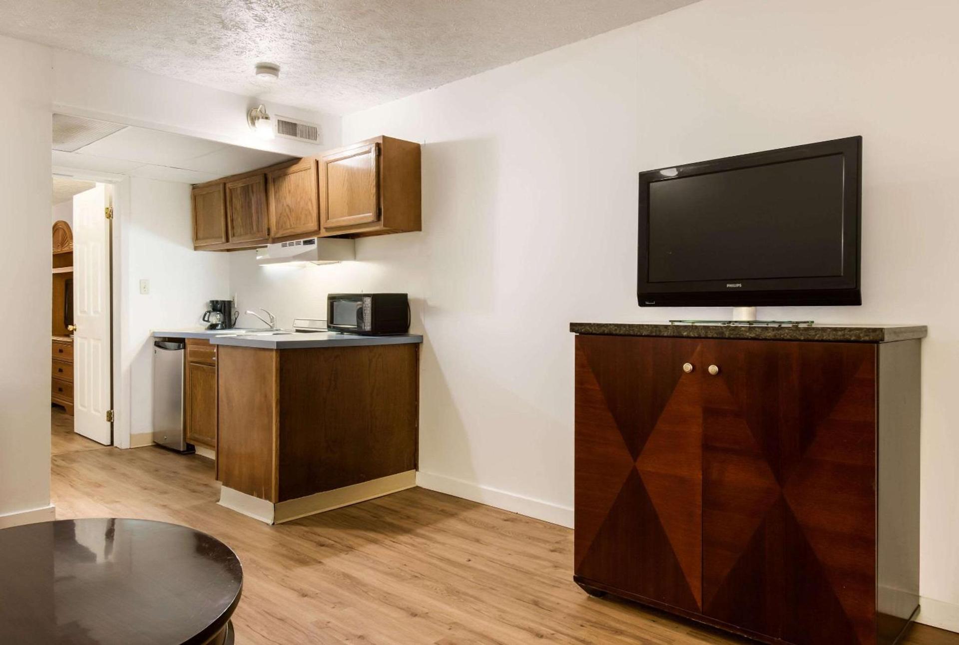 Econo Lodge Inn & Suites Lake Harmony - Pocono Mountains Area photo 28