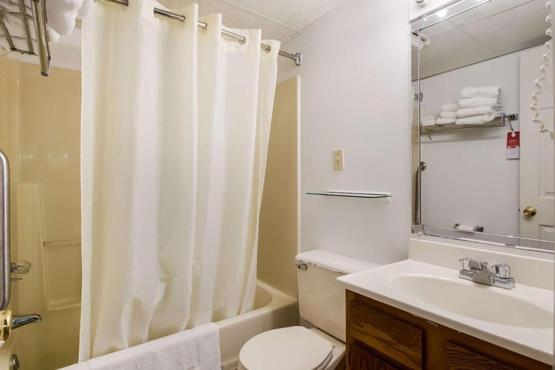 Econo Lodge Inn & Suites Lake Harmony - Pocono Mountains Area photo 33