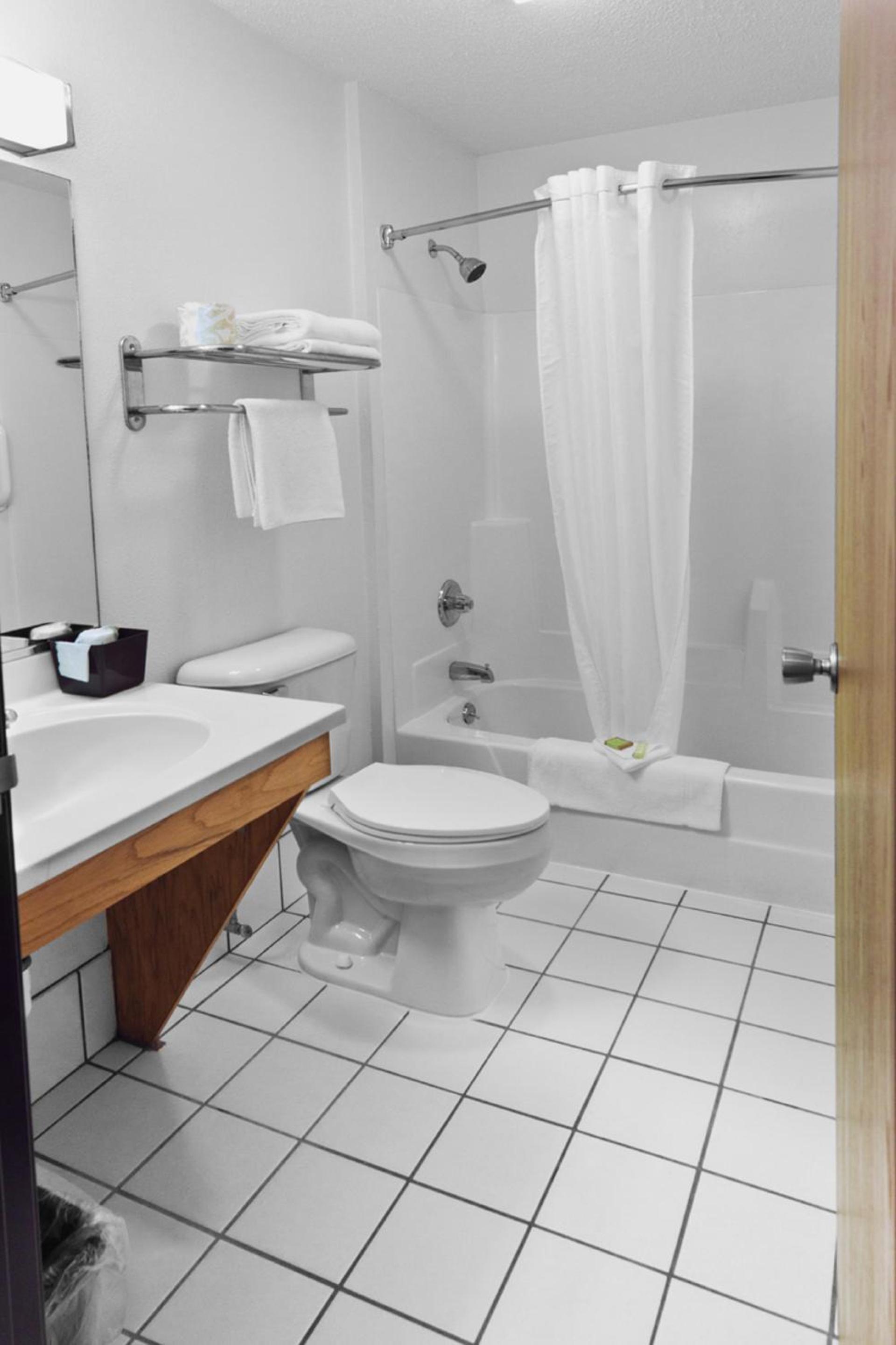 Super 8 by Wyndham Ottawa Starved Rock photo 36