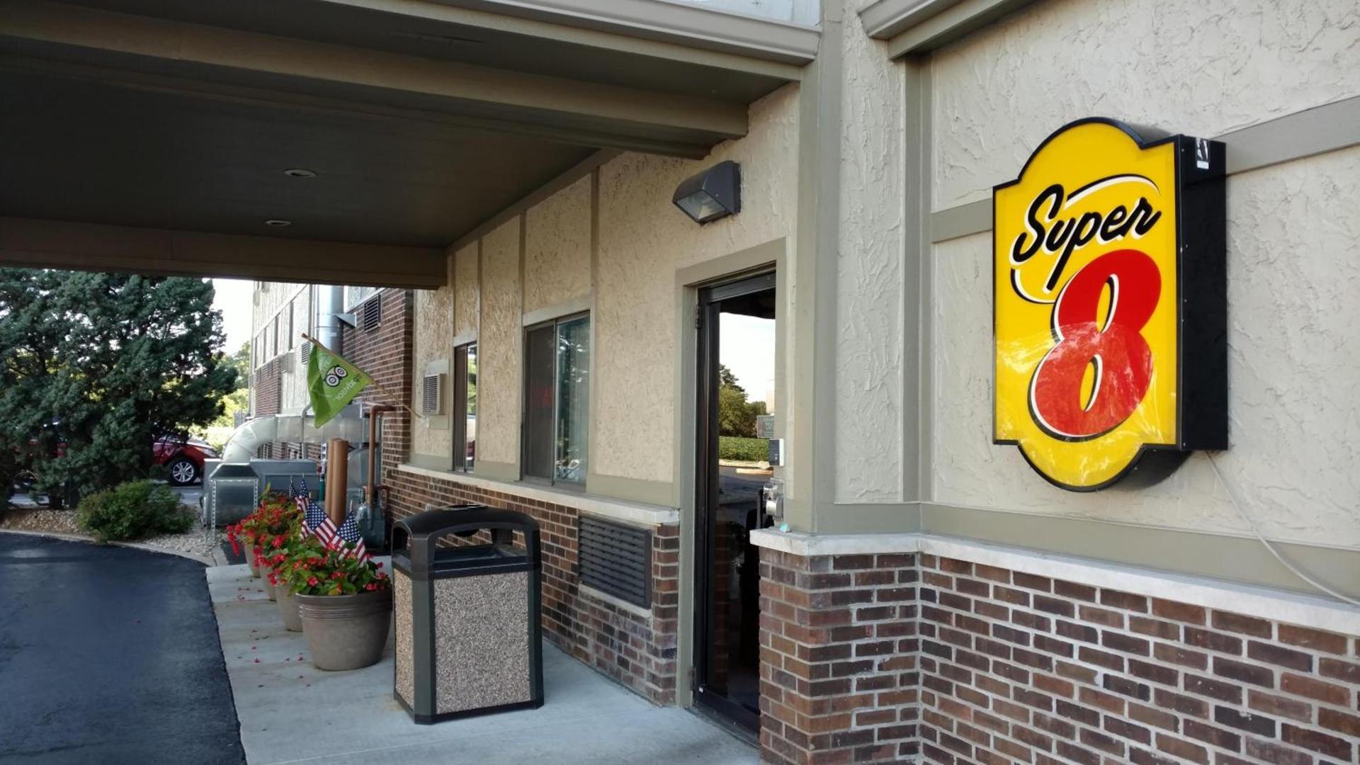 Super 8 by Wyndham Ottawa Starved Rock photo 38