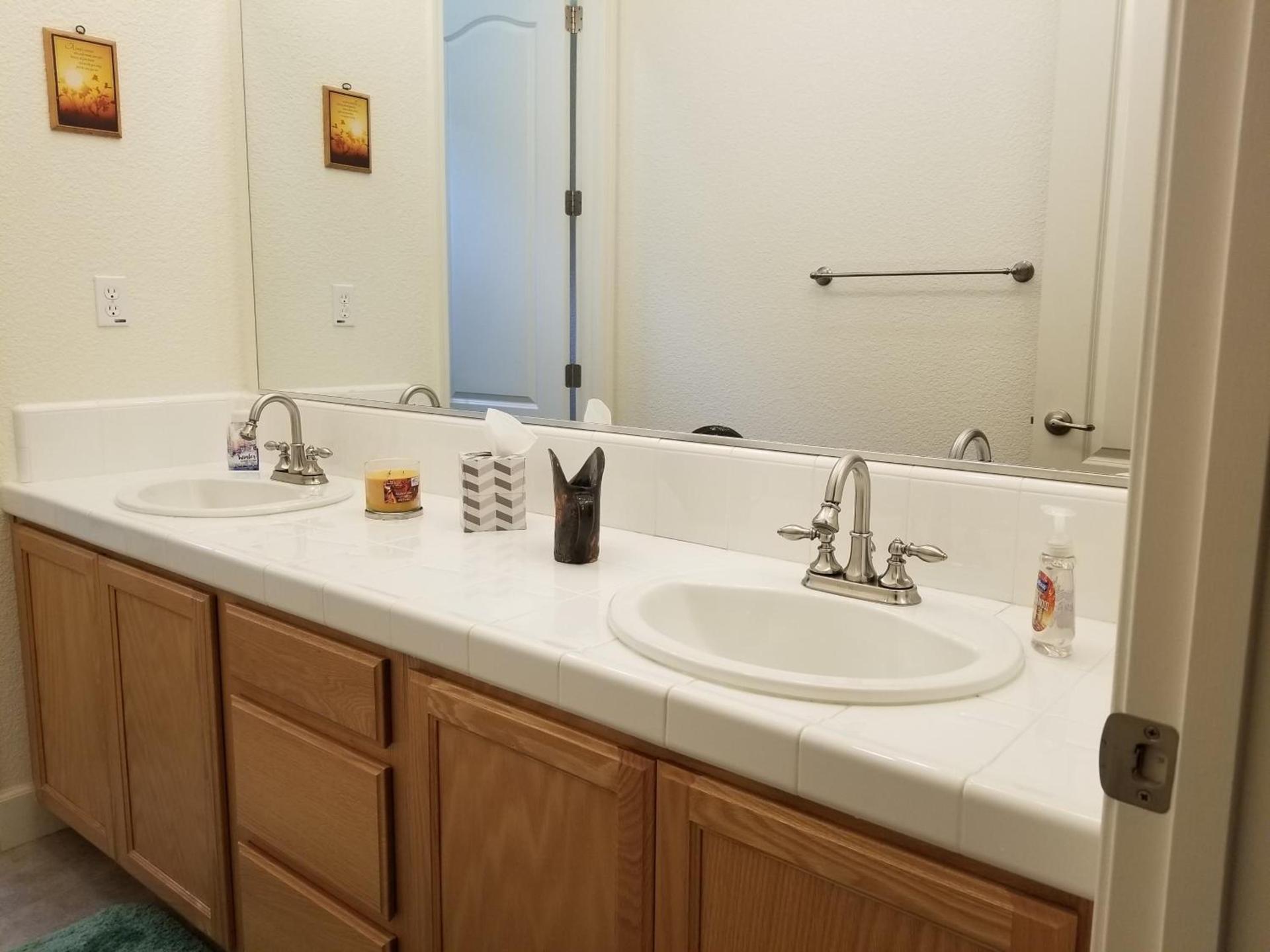 Comfort and Style Full bed shared bathroom photo 8