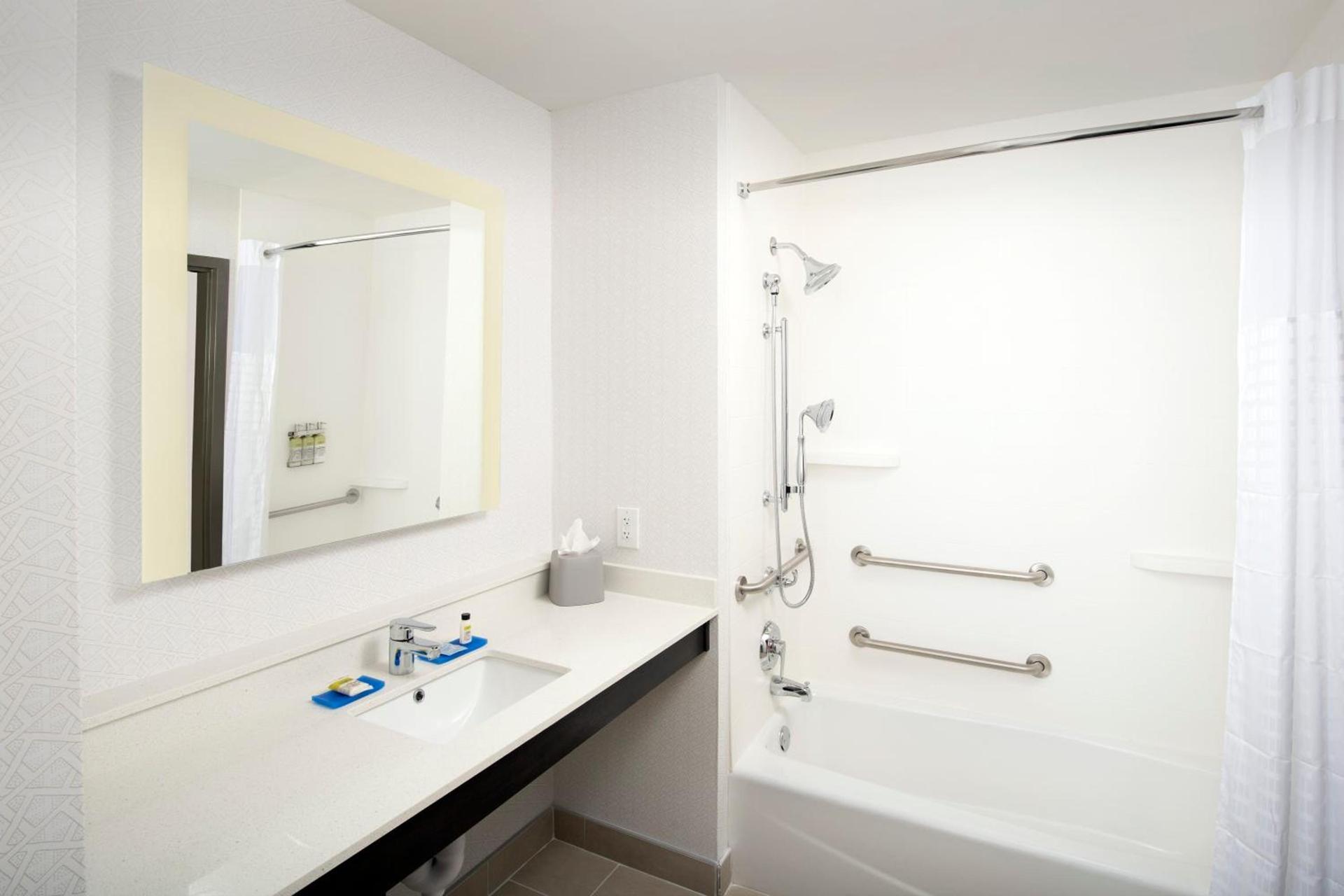 Holiday Inn Express & Suites - North Brunswick by IHG photo 16