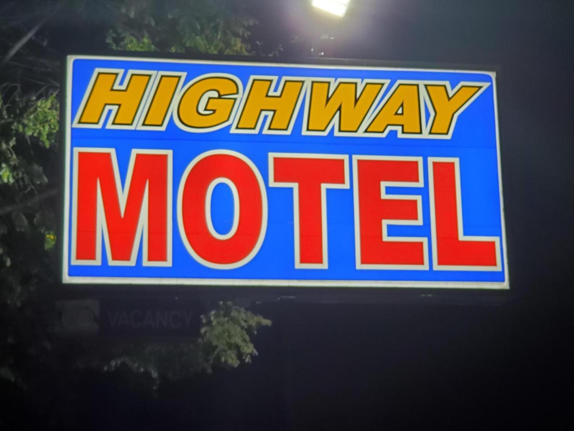 Highway Motel photo 9