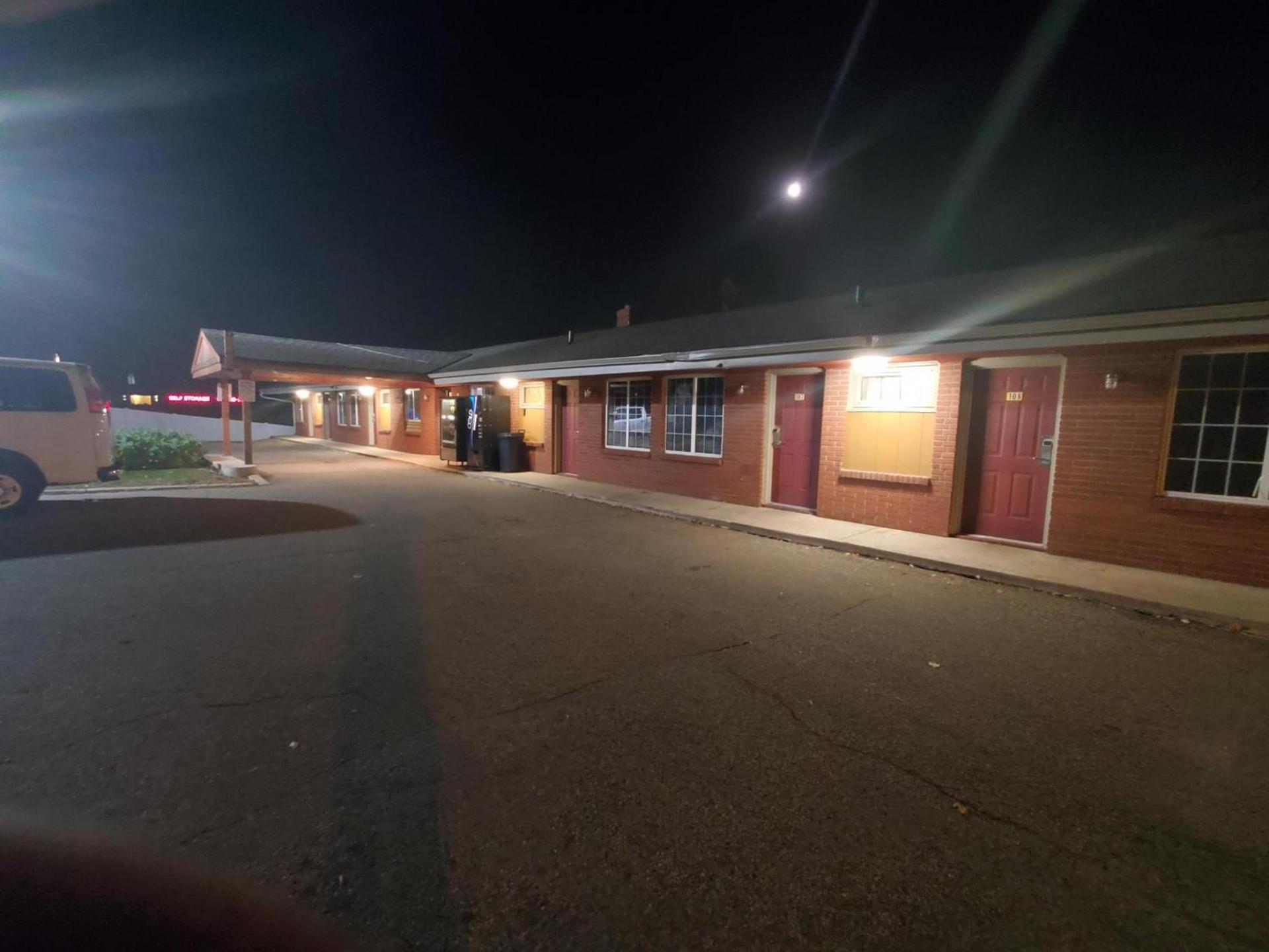 Highway Motel photo 5