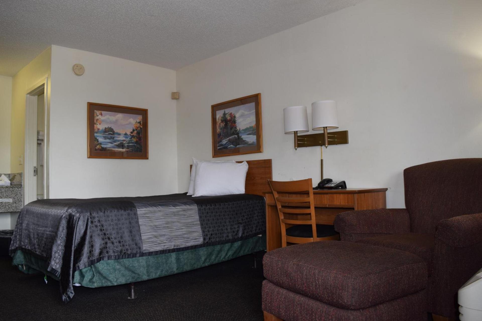 Value Inn - Livonia photo 10