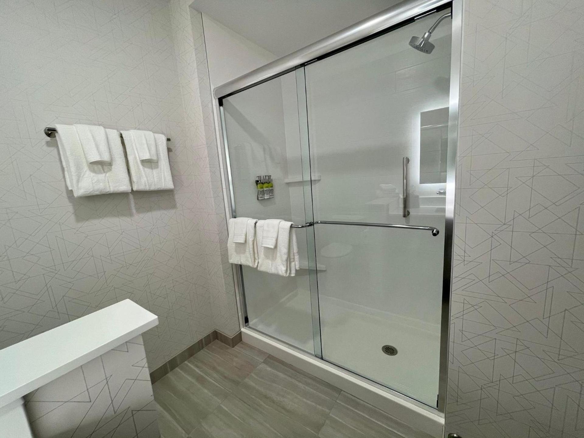 Holiday Inn Express & Suites - Ft. Smith - Airport by IHG photo 2