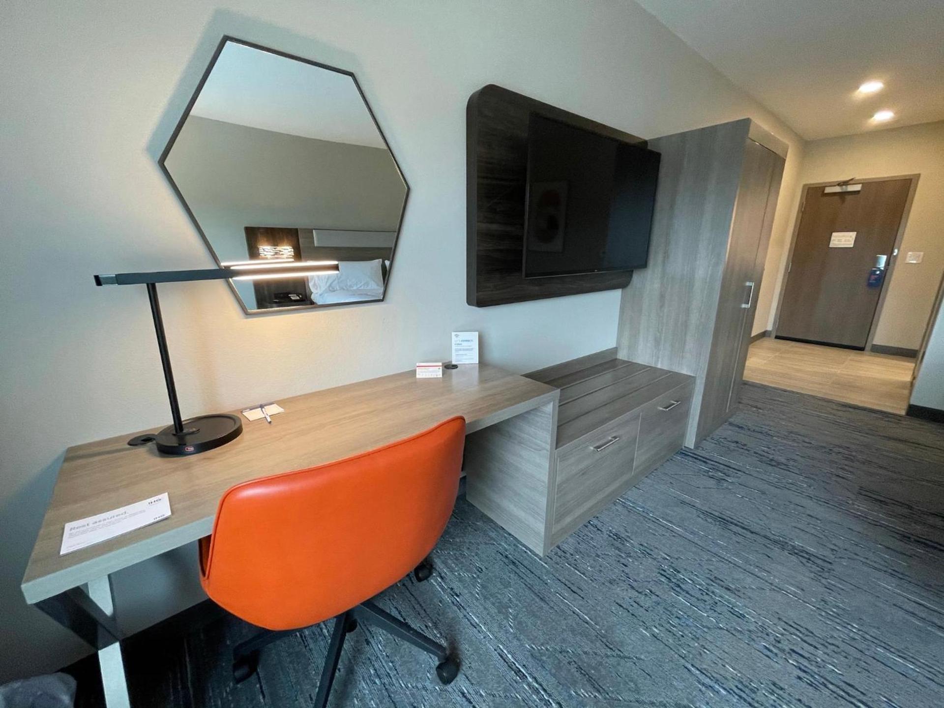 Holiday Inn Express & Suites - Ft. Smith - Airport by IHG photo 3