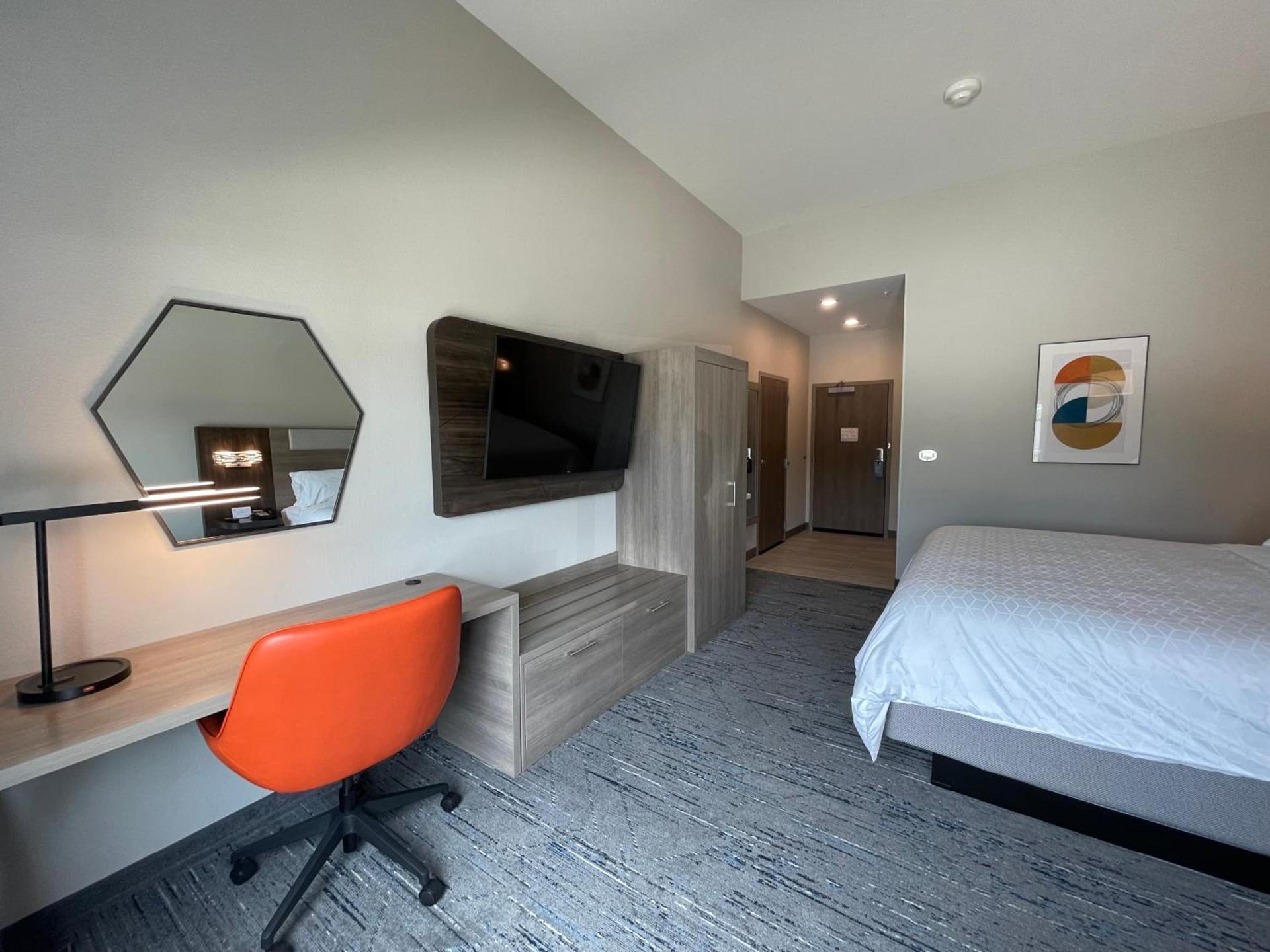 Holiday Inn Express & Suites - Ft. Smith - Airport by IHG photo 4