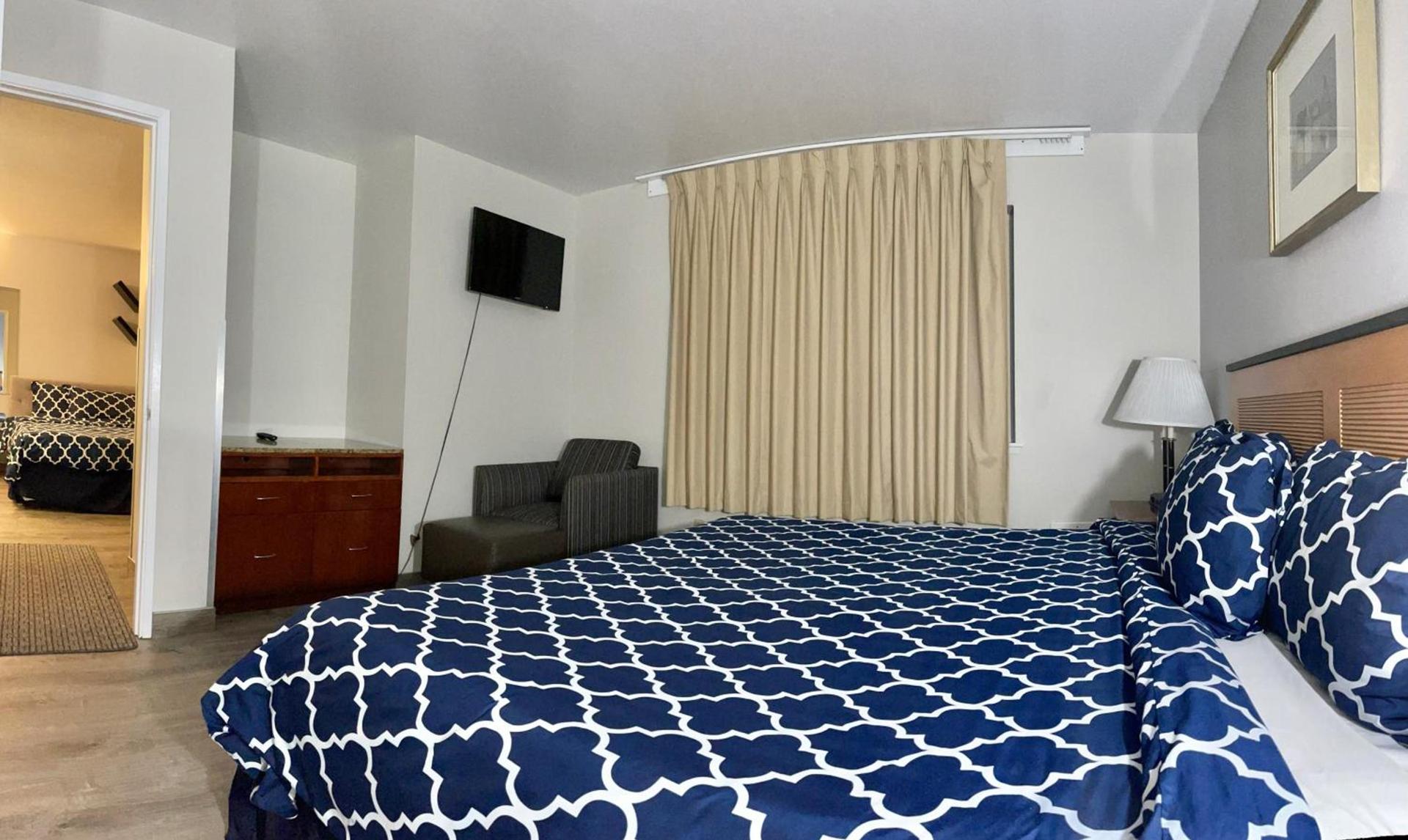 Americas Inn & Suite photo 8