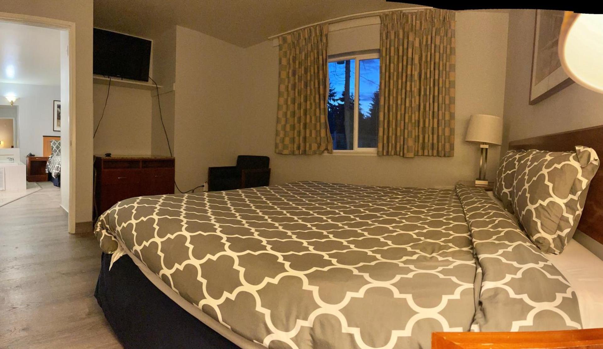 Americas Inn & Suite photo 9