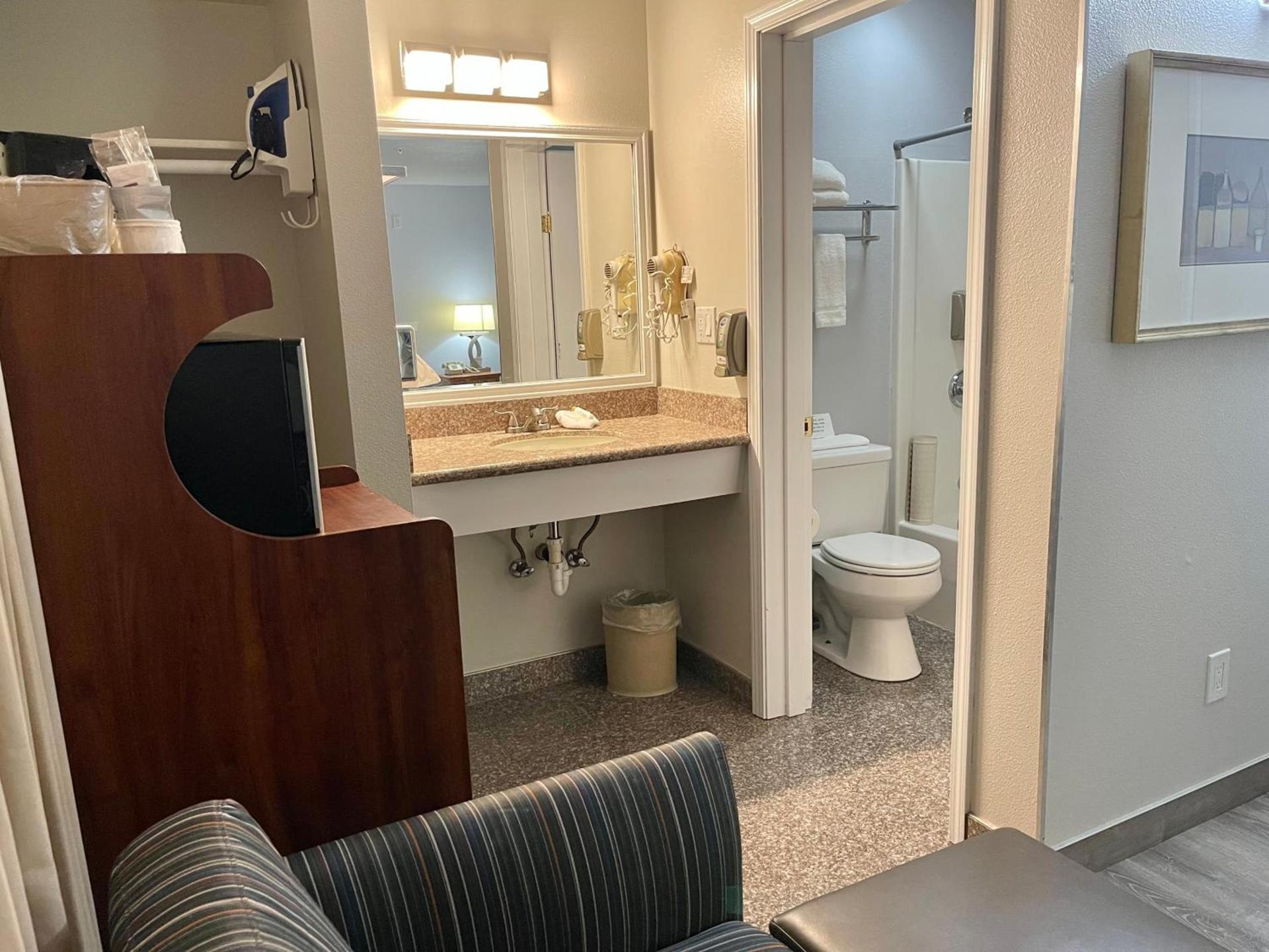 Americas Inn & Suite photo 11