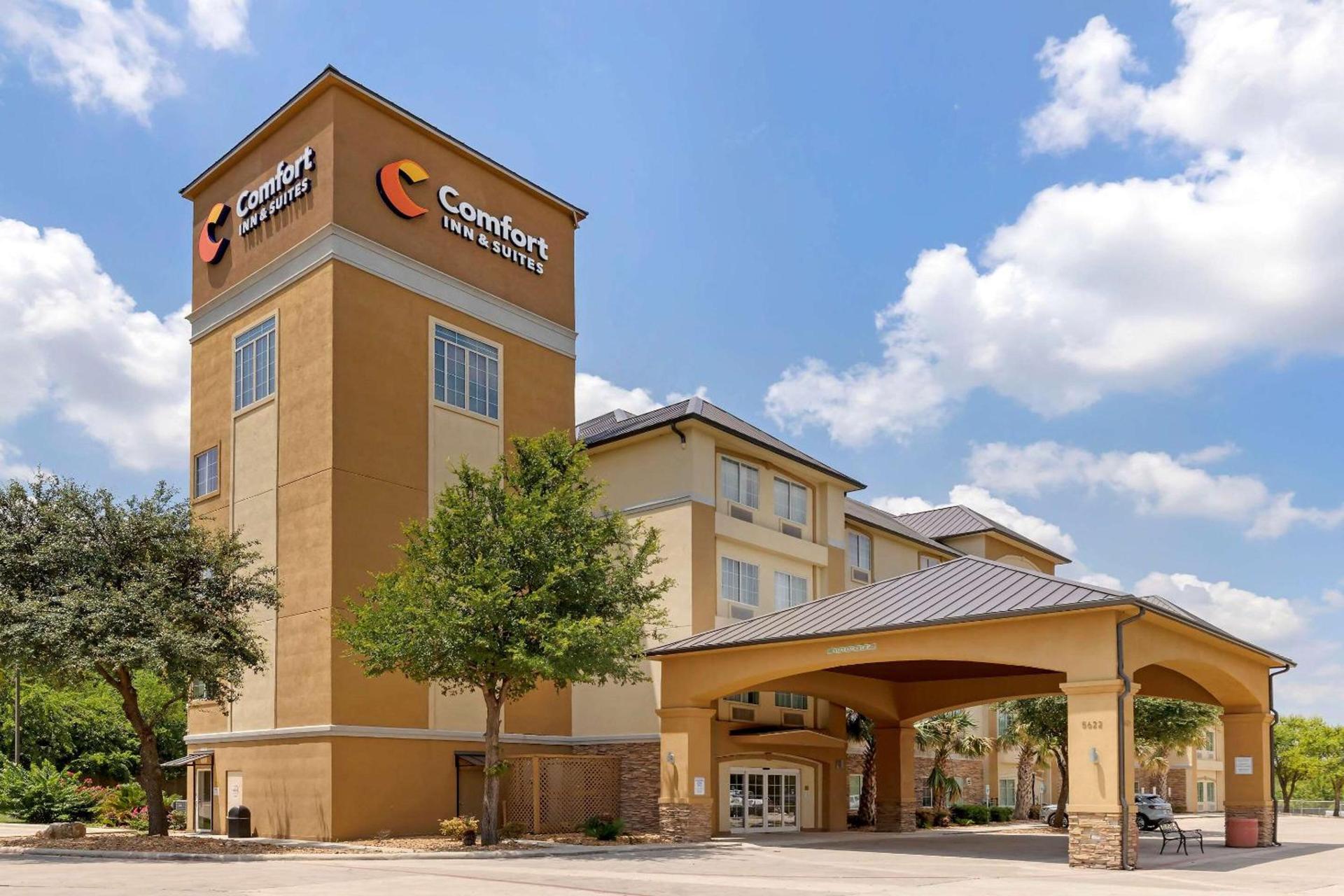 Comfort Inn & Suites Near Six Flags & Medical Center photo 3