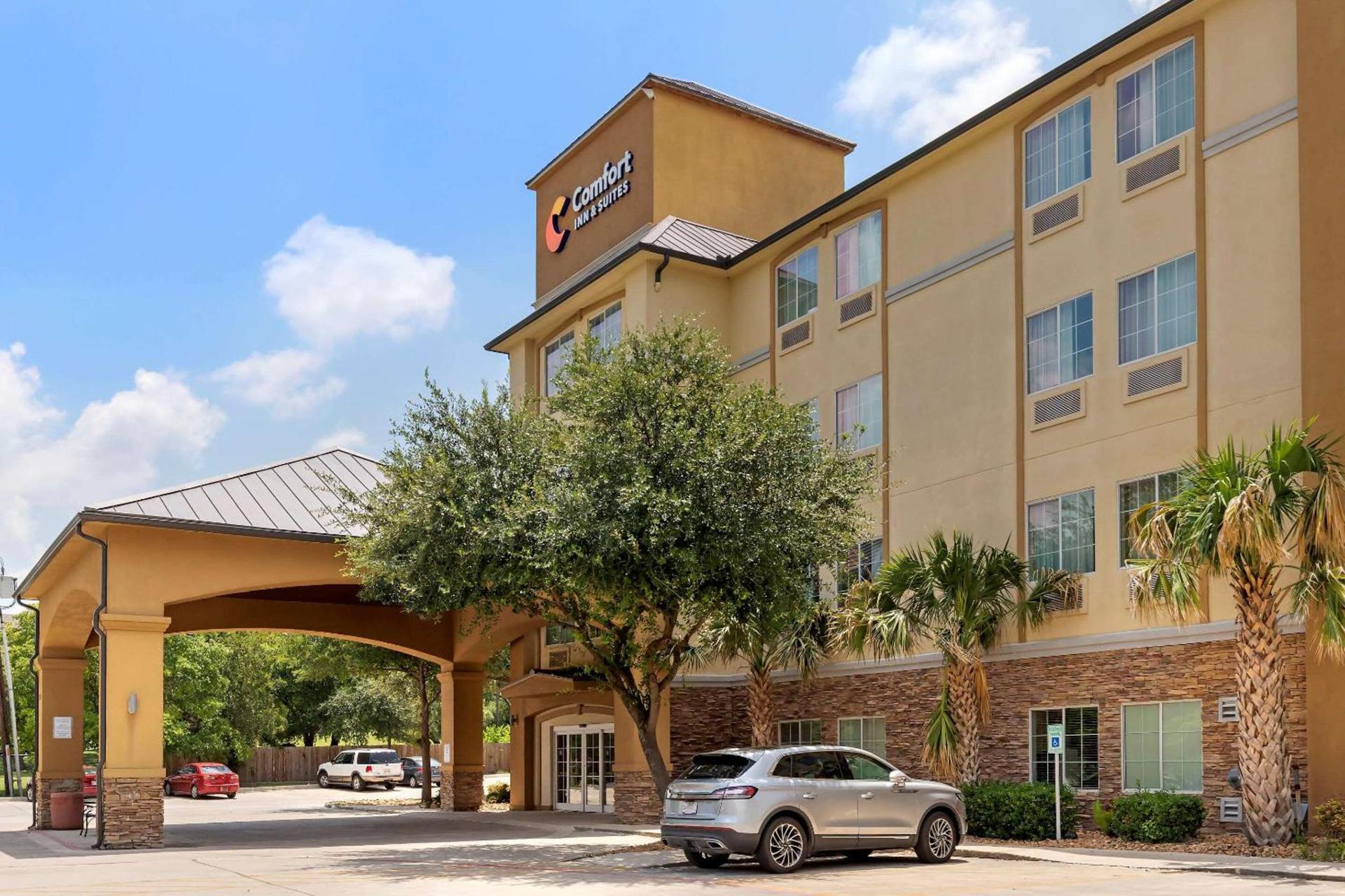 Comfort Inn & Suites Near Six Flags & Medical Center photo 4