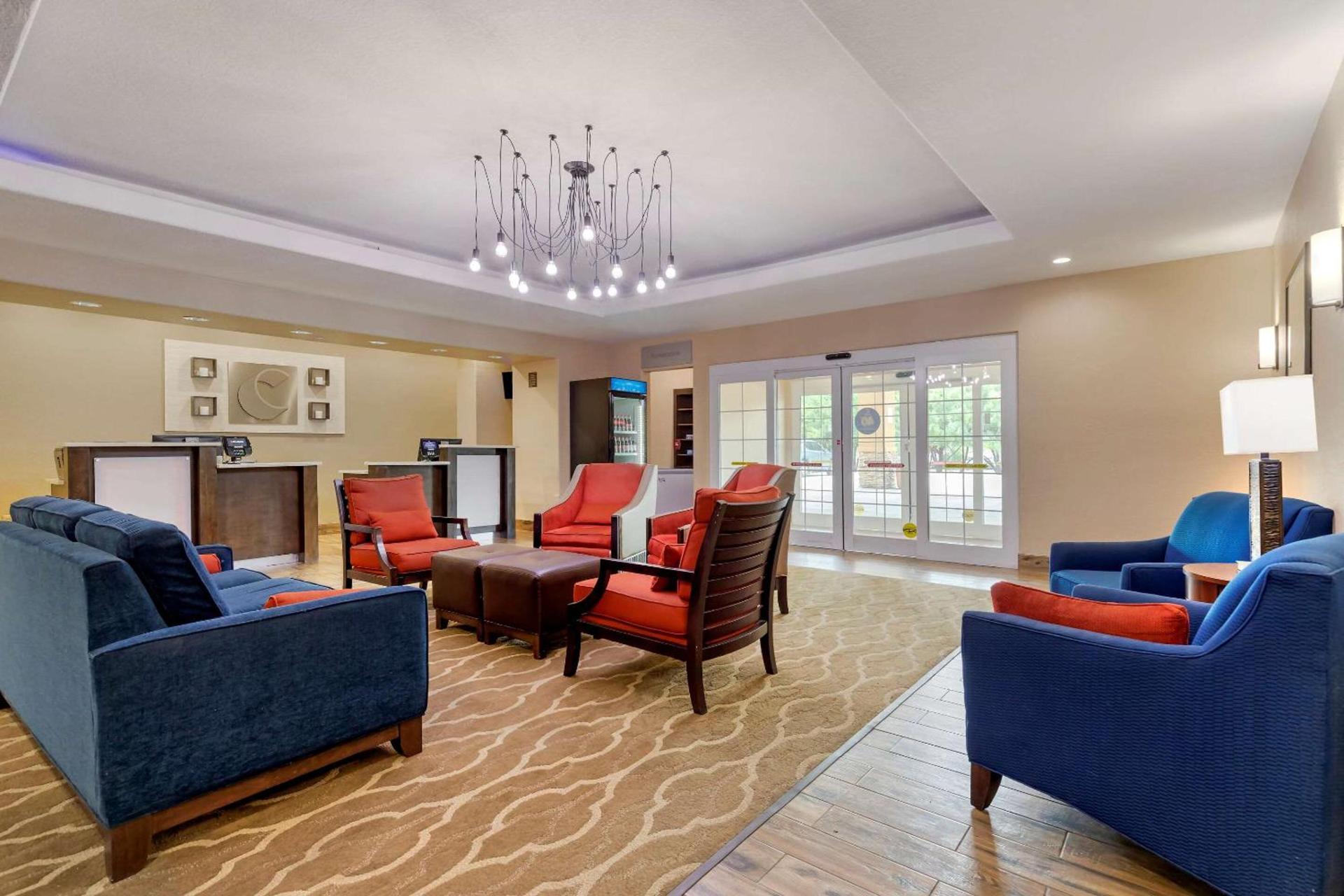 Comfort Inn & Suites Near Six Flags & Medical Center photo 5