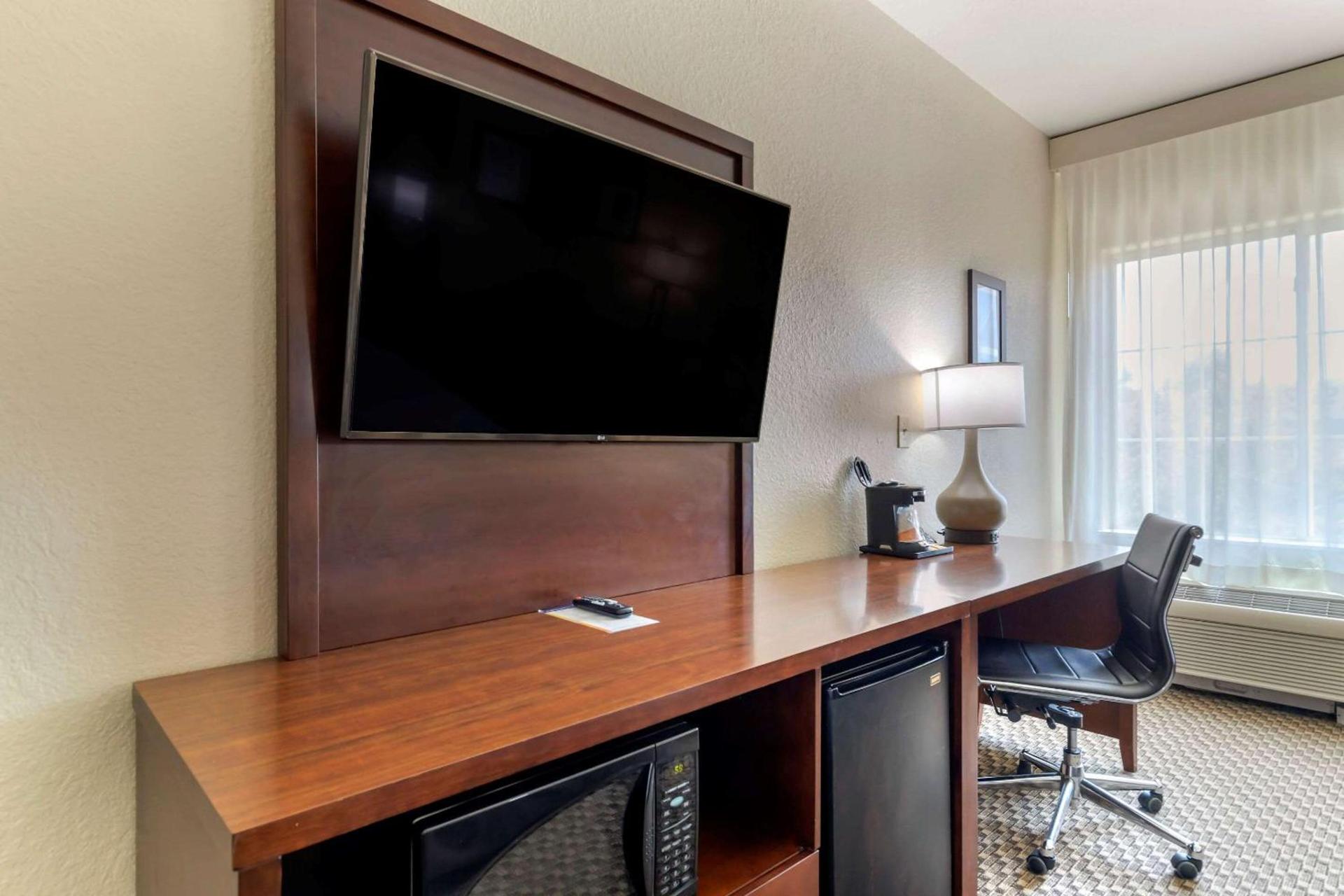 Comfort Inn & Suites Near Six Flags & Medical Center photo 8