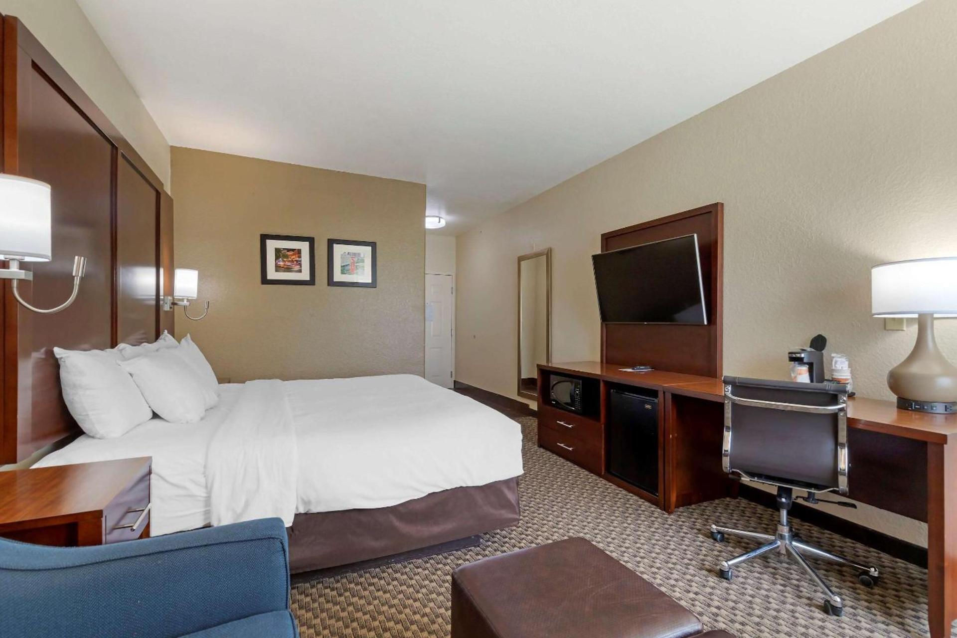 Comfort Inn & Suites Near Six Flags & Medical Center photo 10
