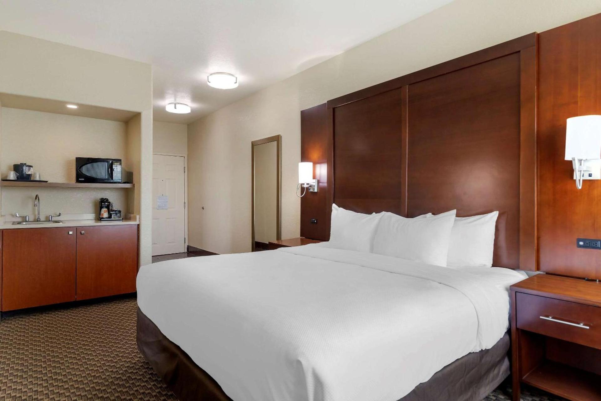 Comfort Inn & Suites Near Six Flags & Medical Center photo 22